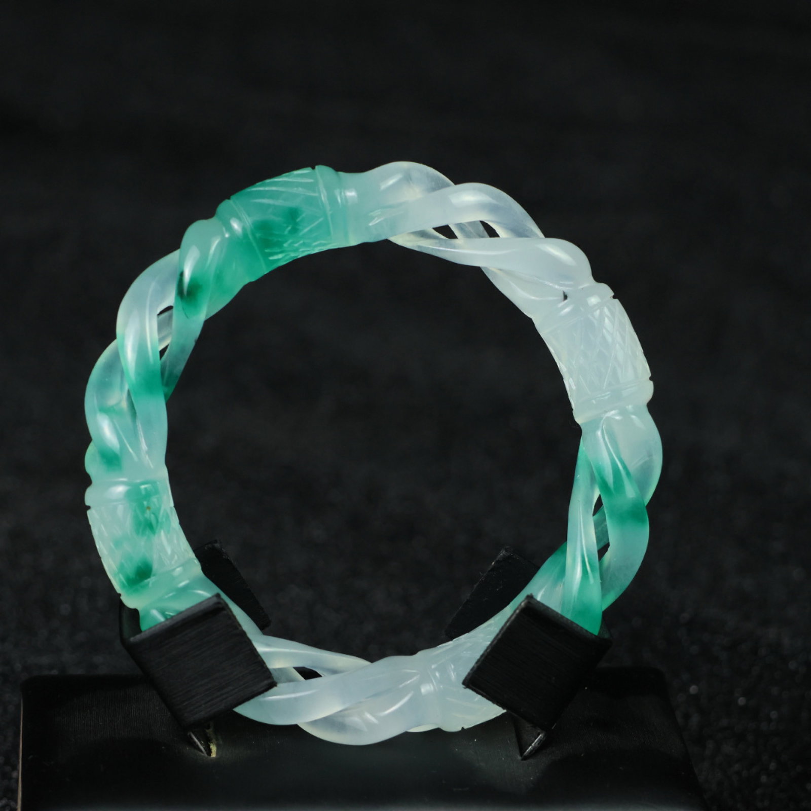 An Exquisite Sterling Silver-Gold Plated Inlaid Sapphire Bracelets: An Exquisite Jadeite Bracelets，Size:57mmx12mm 翡翠手镯