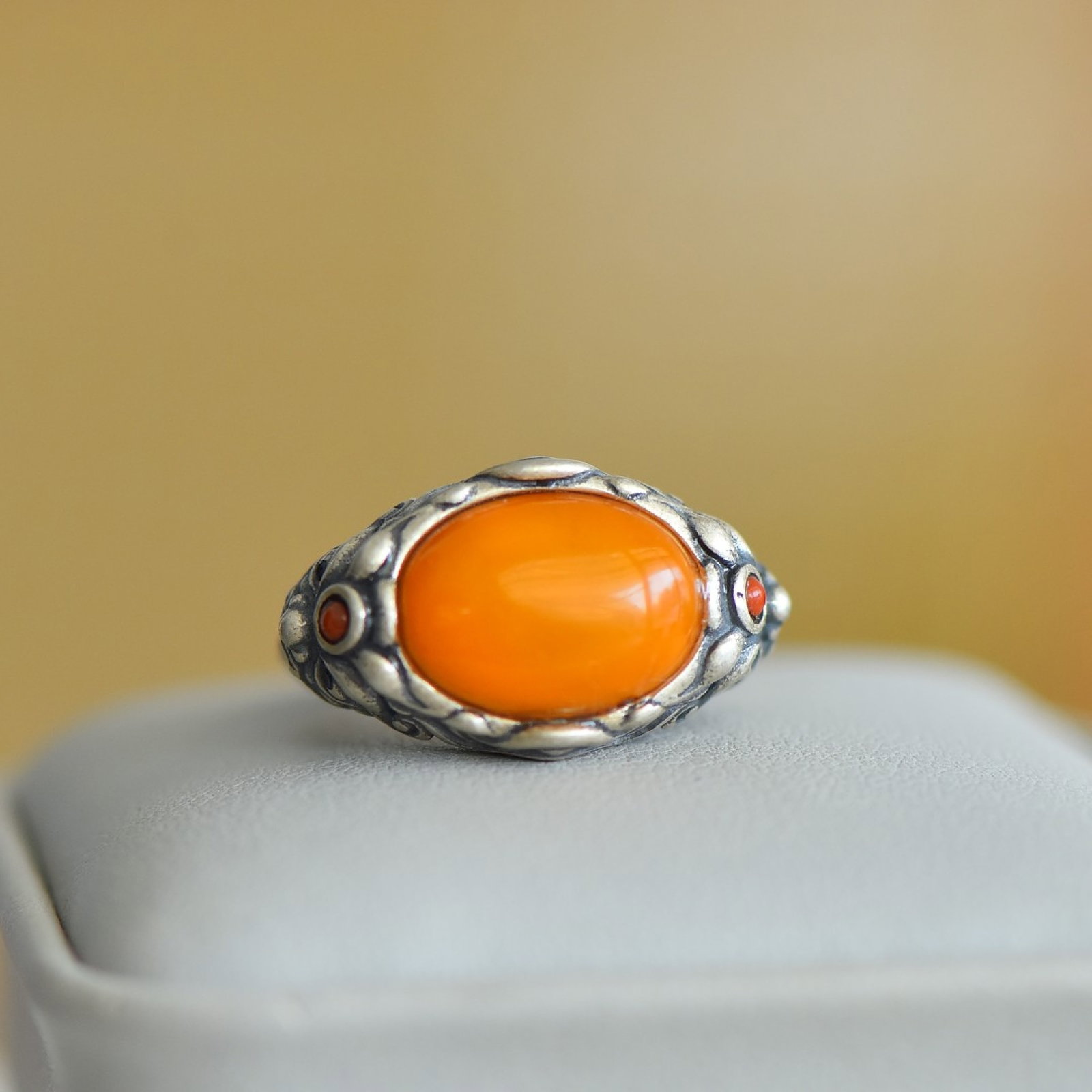 An Exquisite Sterling Silver Inlaid Beeswax Ring: An Exquisite Sterling Silver Inlaid Beeswax Ring,Size:10mmx14mm 纯银镶蜜蜡戒指