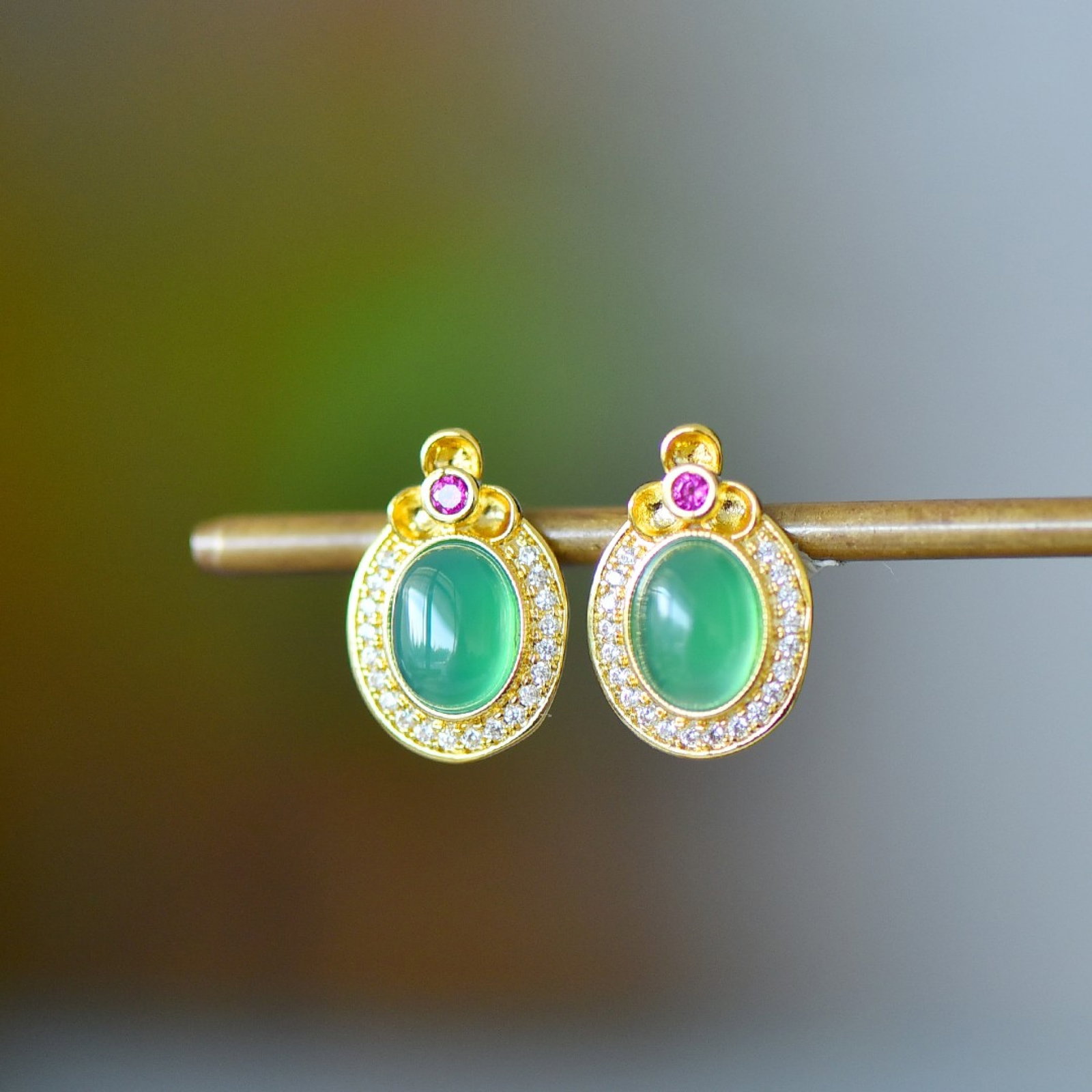 A Pair of Exquisite Earrings,Inlaid Diamond: A Pair of Exquisite Earrings Size:6mmx8mm 一对耳钉