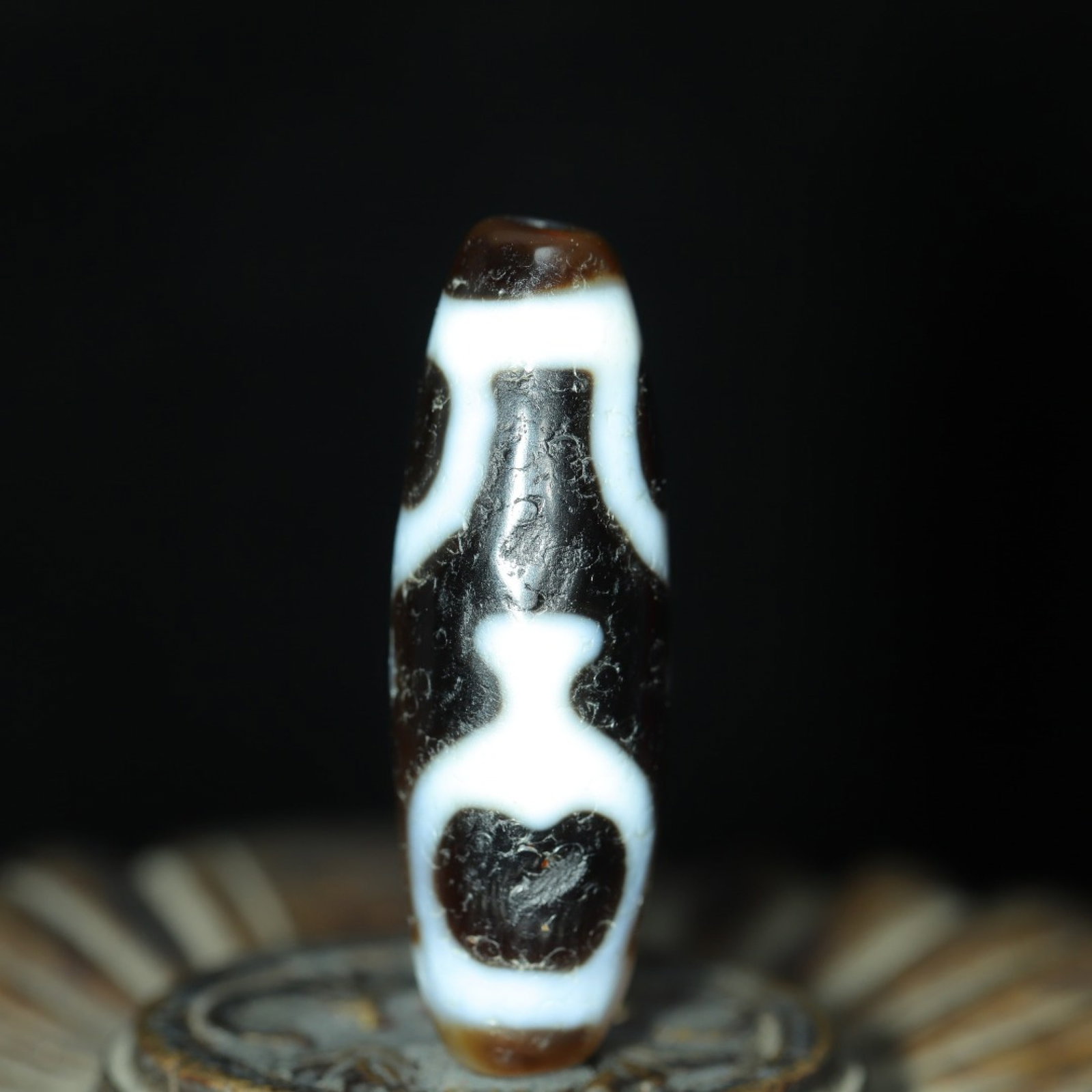 An Exquisite Dzi Bead Pendant: An Exquisite Dzi Bead Pendant，Size：37mmx12mm，Weight：8g 天珠挂件