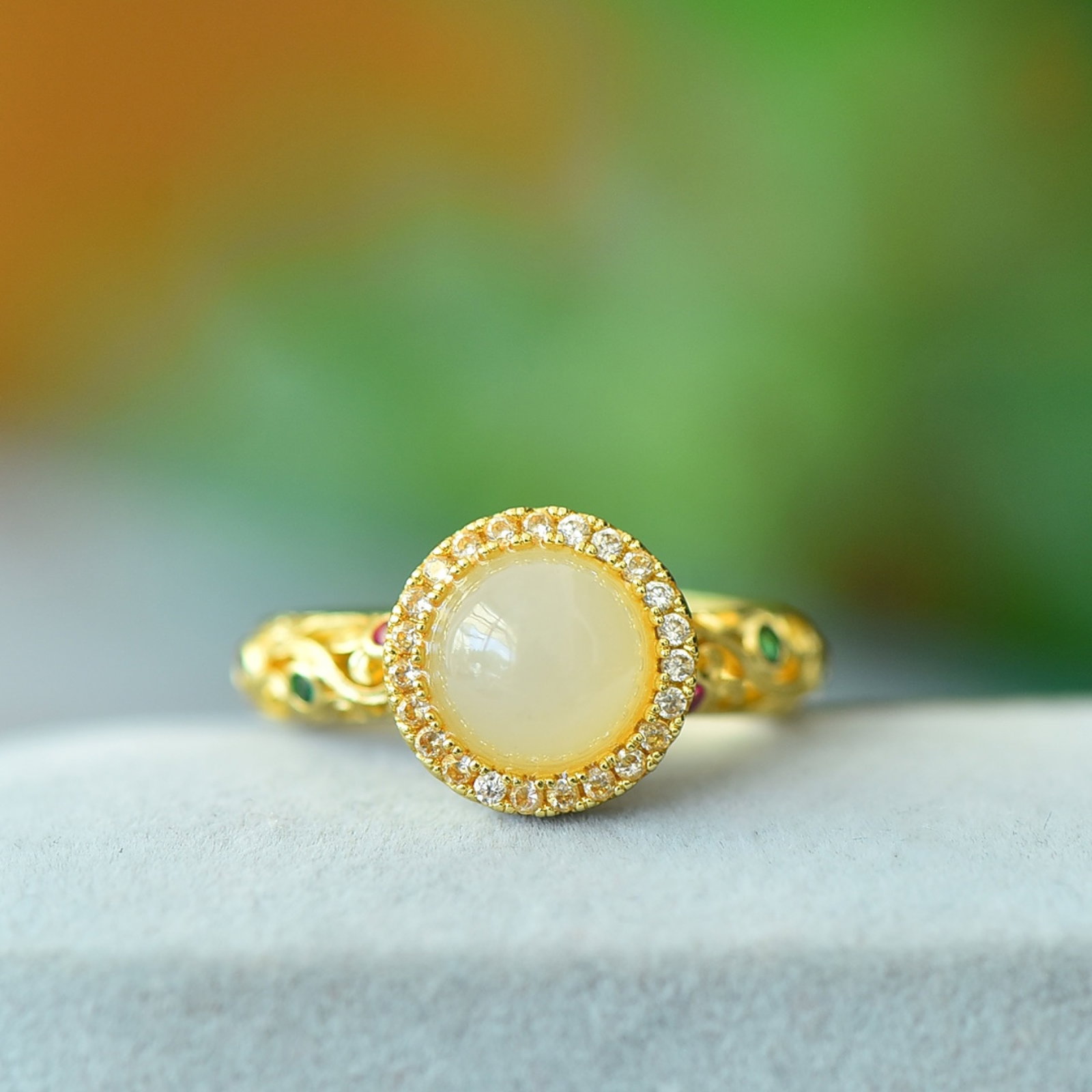 An Exquisite Bronze-Gold Plated Inlaid White Jade Ring,Inlaid Diamond: An Exquisite Bronze-Gold Plated Inlaid White Jade Ring,Inlaid Diamond,Size:8mmx8mm 铜镀金镶白玉戒指,嵌钻石