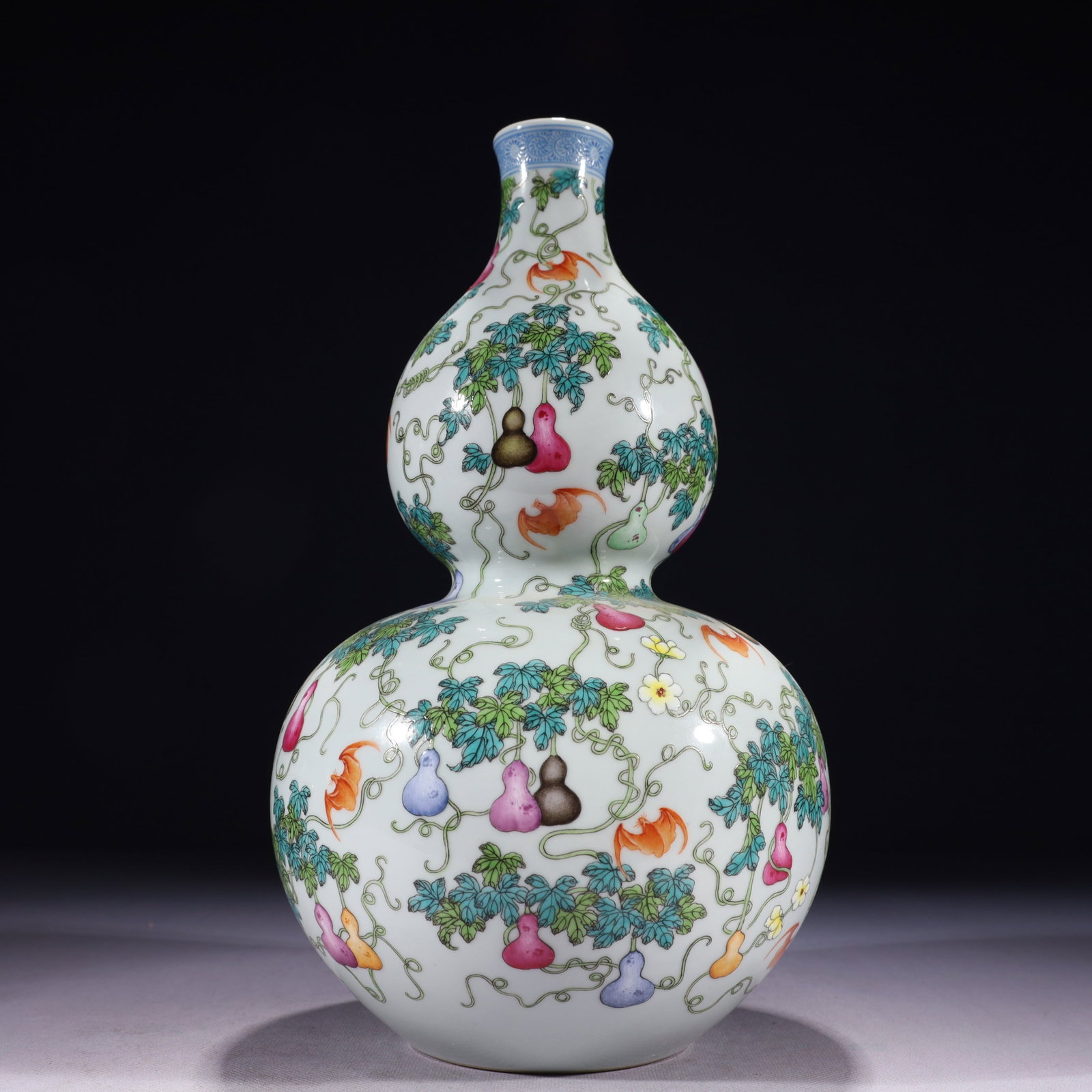 An Exquisite Famille-Rose Bats and Gourd Pattern Gourd-Shaped Vase: An Exquisite Famille-Rose Bats and Gourd Pattern Gourd-Shaped Vase,Qing Dynasty,China,Qianlong Six-character Mark,Size:6.7inx12.6in,Weight:2150g ??????????,????,?????
