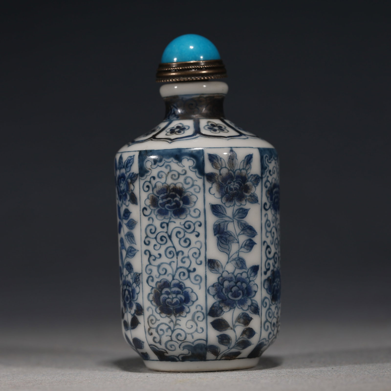 An Exquisite Blue and White Interlocking Peony Pattern Melon-ridged Snuff Bottle: An Exquisite Blue and White Interlocking Peony Pattern Melon-ridged Snuff Bottle,Qing Dynasty, China,Qianlong Four-character Mark,Size:1.4in×1.4in×3.1in 青花分格Ņ