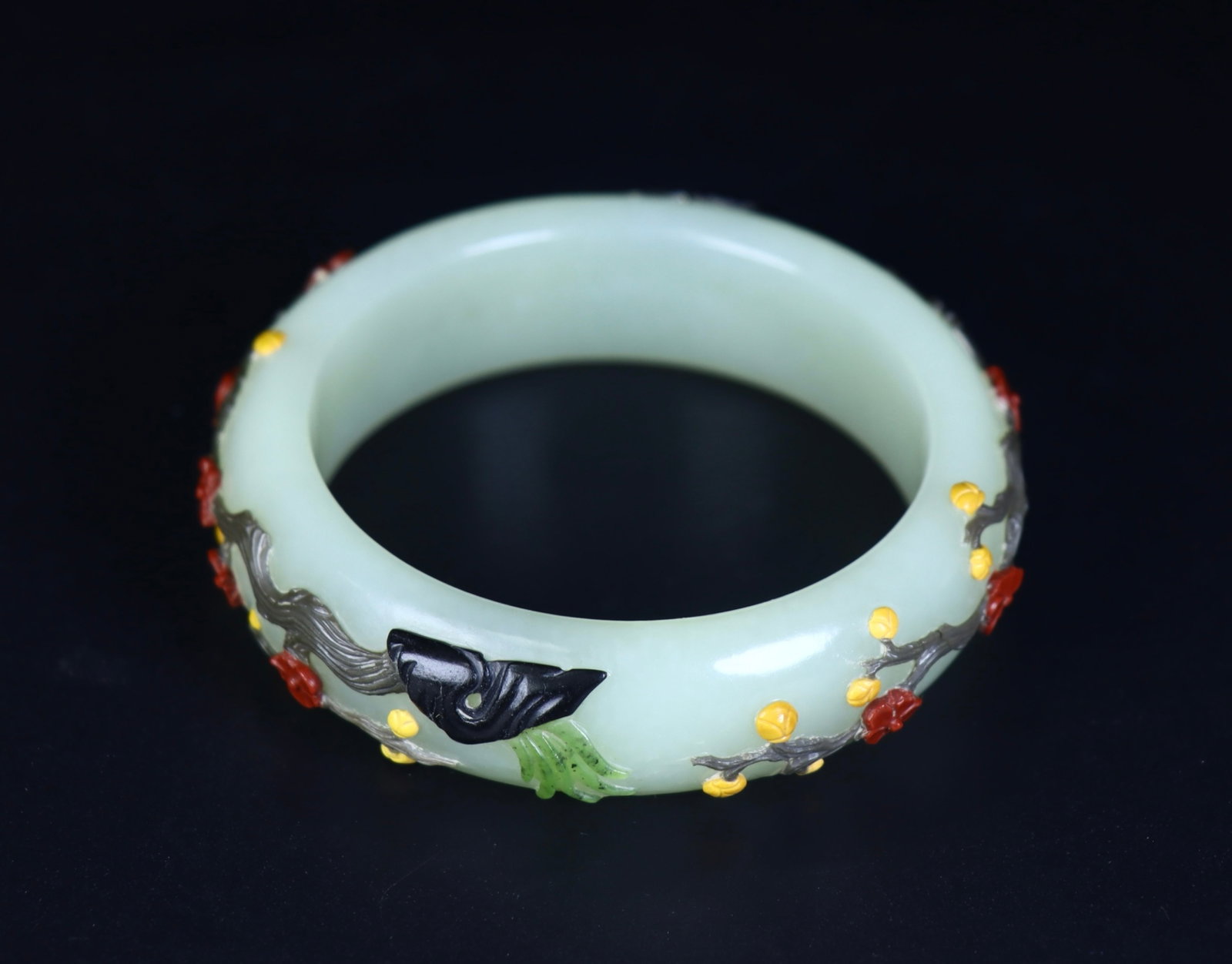 An Exquisite White Jade Flower Pattern Bracelet,Inlaid Gems: An Exquisite White Jade Flower Pattern Bracelet,Inlaid Gems,Qing Dynasty,China,Size:23.1inx7.4in,Weight:94g 白玉花卉纹手镯,嵌百宝,中&#