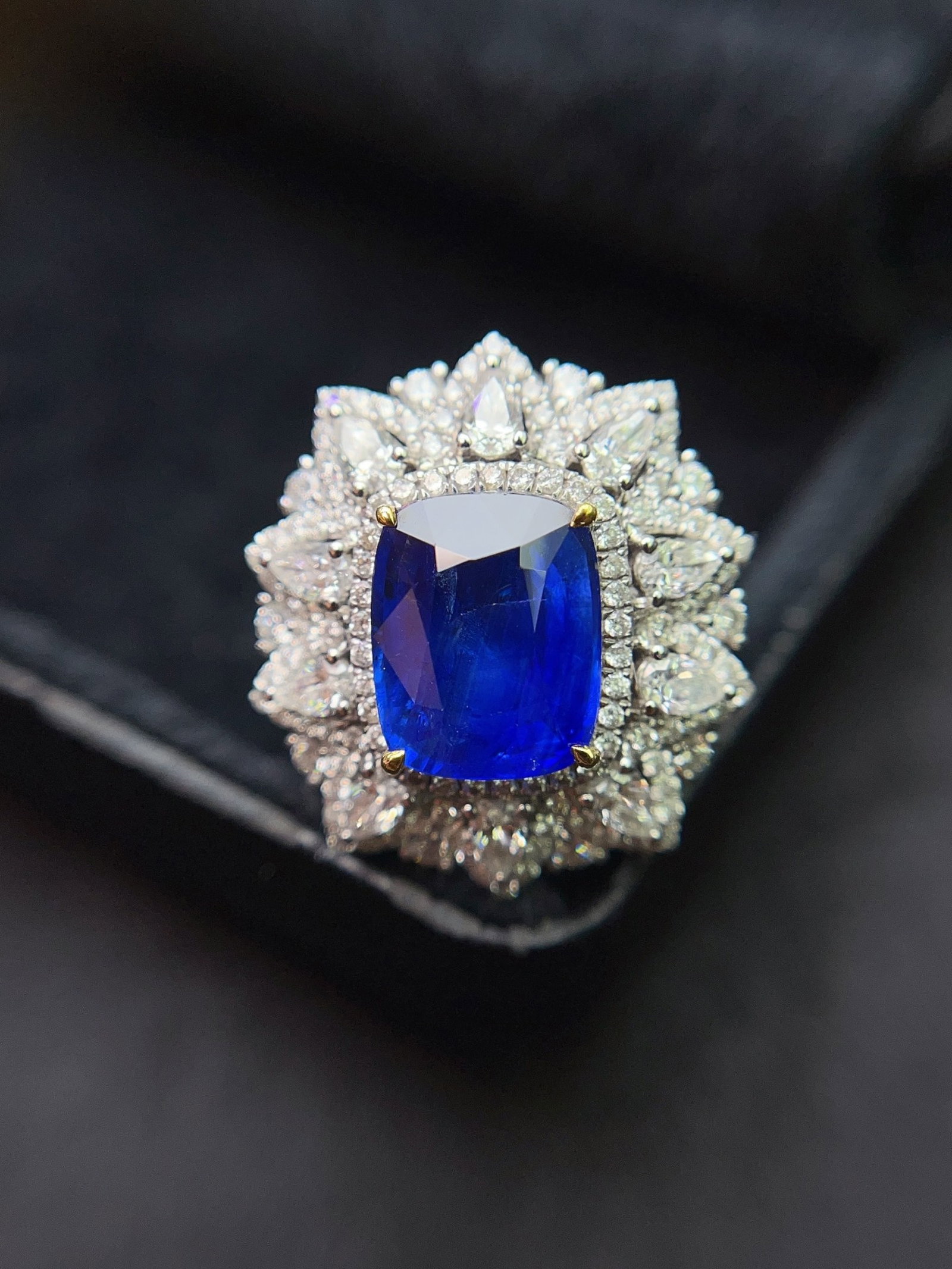 A Exquisite 18k Gold Inlaid 5.45ct Natural Sapphire Ring,Inlaid Diamond: A Exquisite 18k Gold Inlaid 5.45ct Natural Sapphire Ring,Inlaid Diamond,Total Weight:10.83g 18k金镶 5.45ct 天然蓝宝石戒指,嵌钻石
