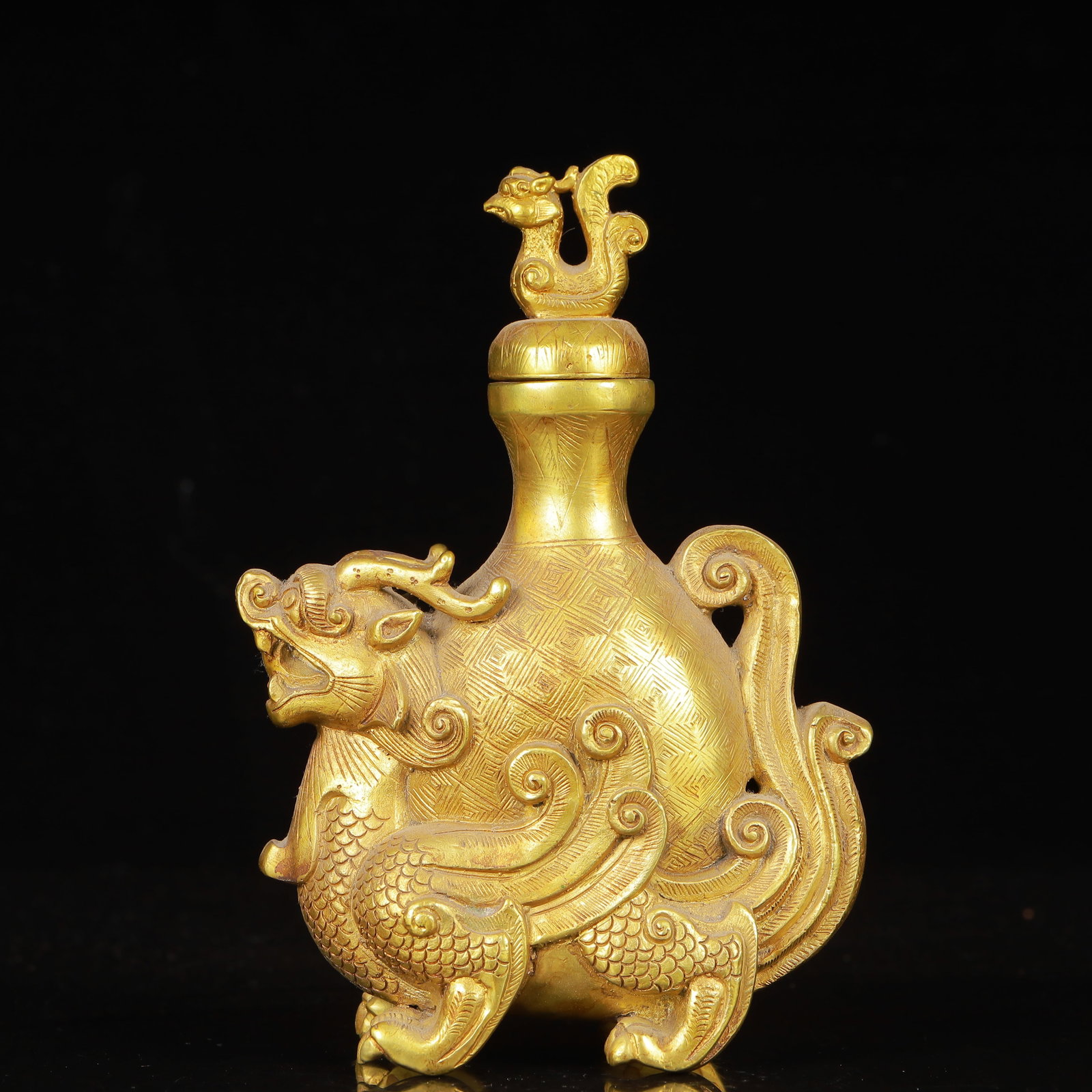 An Exquisite Gilt Bronze Dragon and Phoenix Pot: An Exquisite Gilt Bronze Dragon and Phoenix Pot,Qing Dynasty,China,Size:4.7inx2.4inx6.7in,Weight:1018g 铜鎏金龙凤壶,中国清代