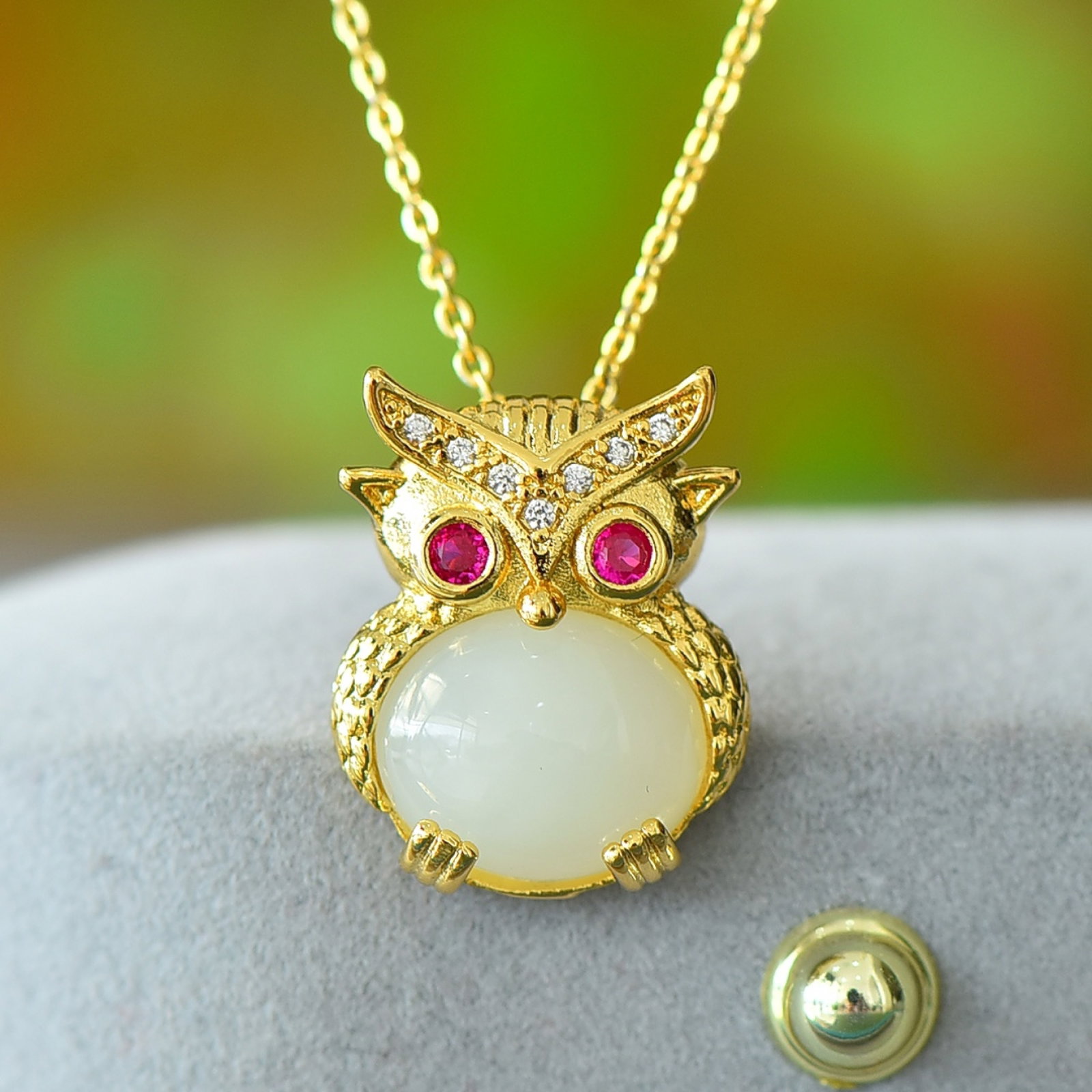 An Exquisite Bronze-Gold Plated Inlaid White Jade Owl Necklace: An Exquisite Bronze-Gold Plated Inlaid White Jade Owl Necklace,Size:3.9inx4.7in 铜镀金镶白玉猫头鹰项链