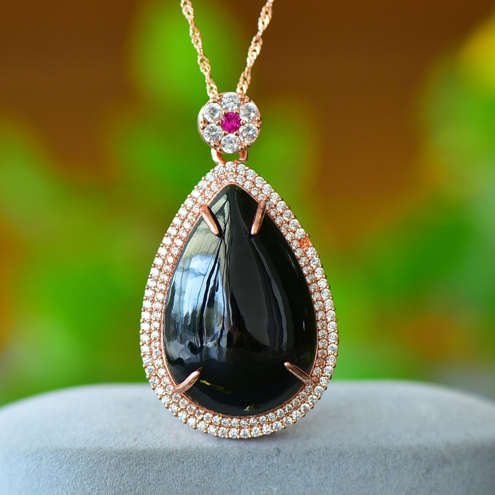 An Exquisite Bronze Inlaid Green Jade Necklace,Inlaid Diamond: An Exquisite Bronze Inlaid Green Jade Necklace,Inlaid Diamond,Size:20mmx31mm 铜镶青玉项链,嵌钻石