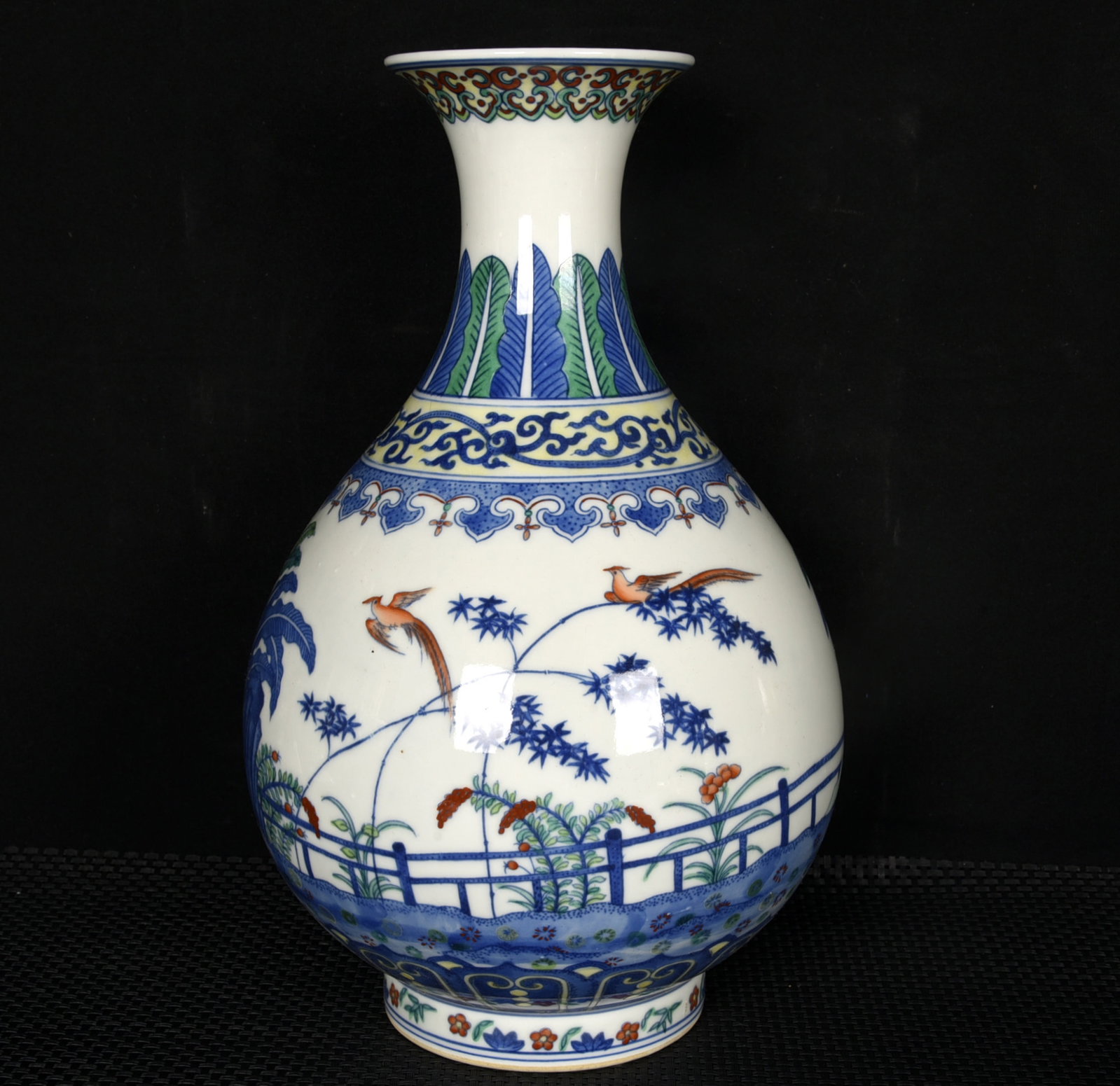 A Rare Doucai Banana Leaf Pattern Vase: A Rare Doucai Banana Leaf Pattern Vase,Qing Dynasty,China,Qianlong Six-character Mark,Size:12.6inx7.9in 斗彩芭蕉叶纹瓶,中国清代,ߙ
