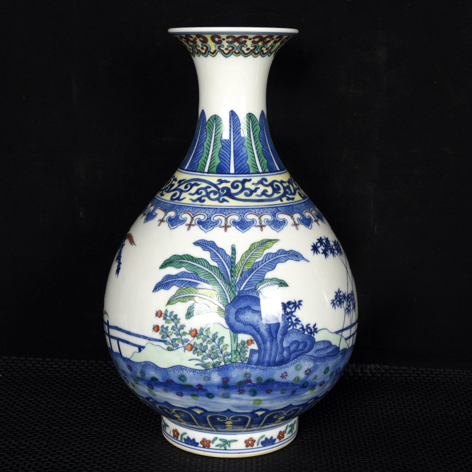 A Rare Doucai Banana Leaf Pattern Vase - 4