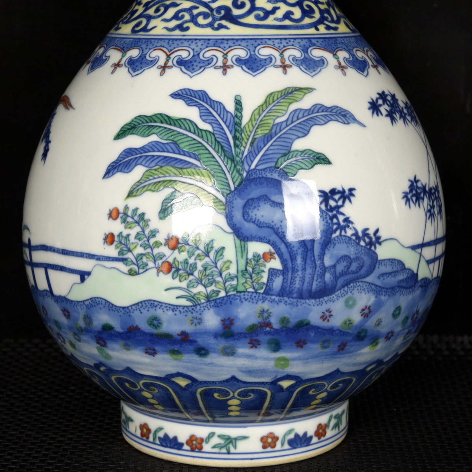 A Rare Doucai Banana Leaf Pattern Vase - 5