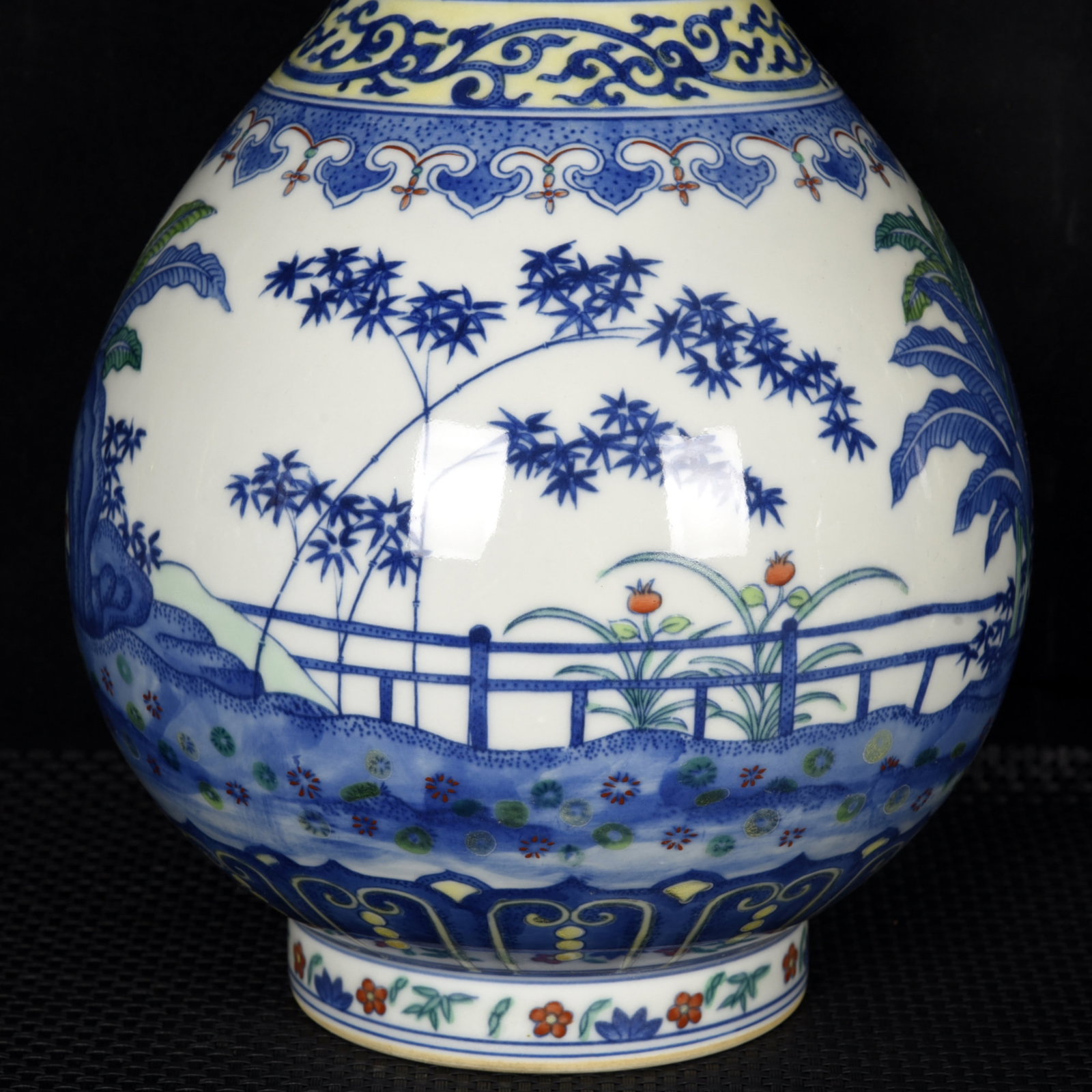 A Rare Doucai Banana Leaf Pattern Vase - 7