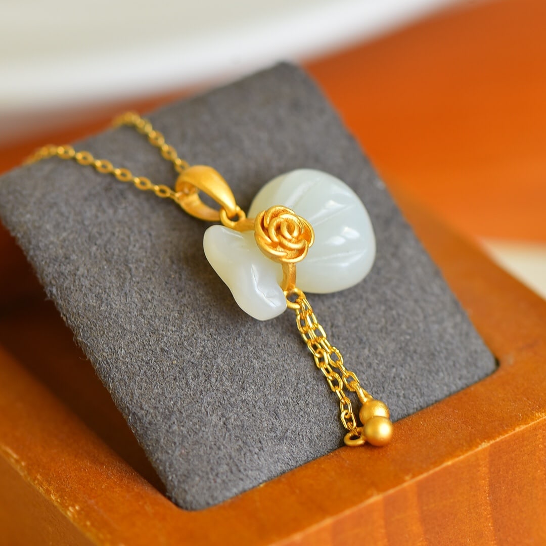 An Exquisite Sterling Silver-Gold Plated Inlaid White Jade Necklace: An Exquisite Sterling Silver-Gold Plated Inlaid White Jade Necklace,Size:12mmx13mm 纯银镀金镶白玉项链