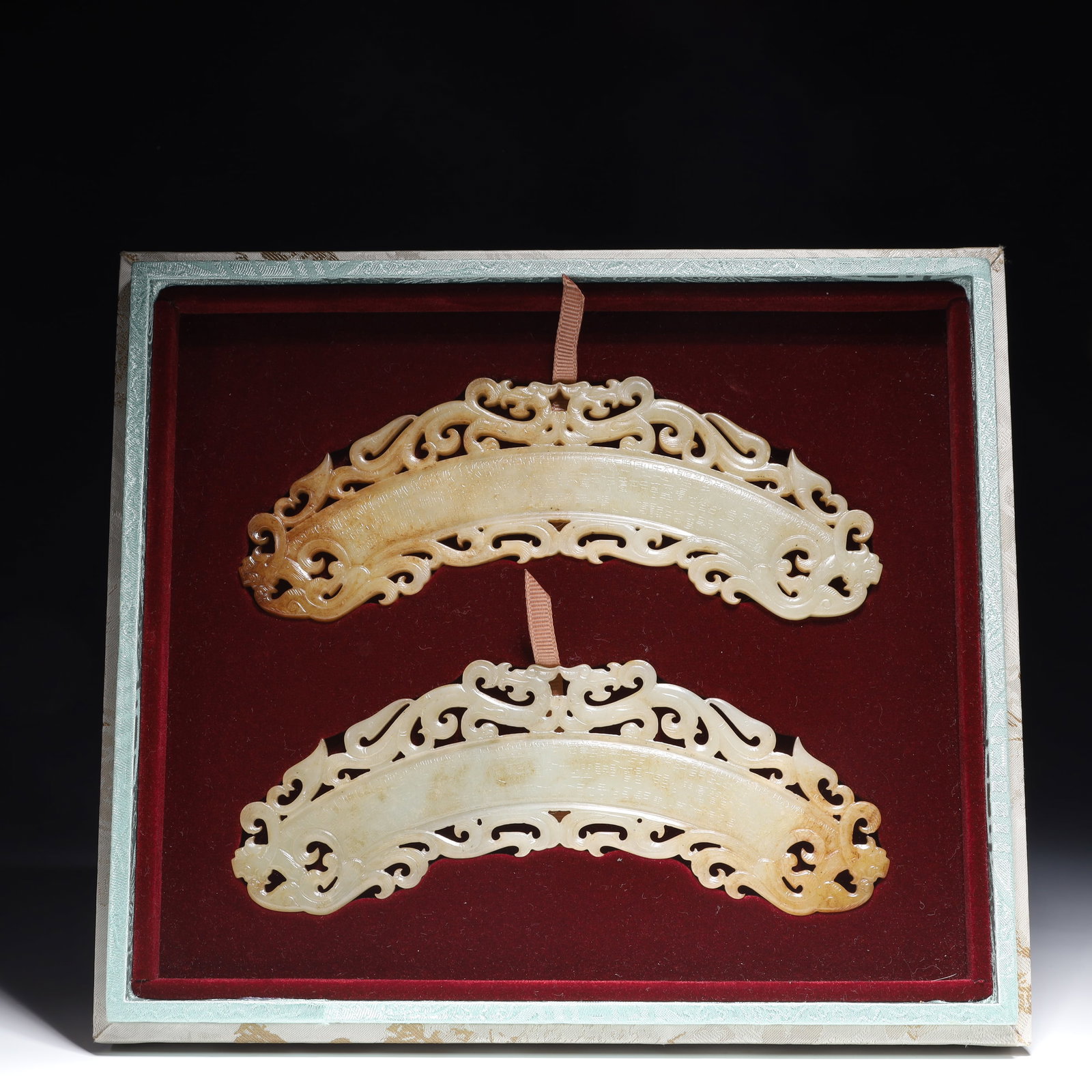 A Pair of Exquisite White Jade Dragon Pattern Pendants: A Pair of Exquisite White Jade Dragon Pattern Pendants,Han Dynasty, China,Size:2inx0.2inx6.7in,Weight:187.2g 一对白玉龙纹佩,中国汉代