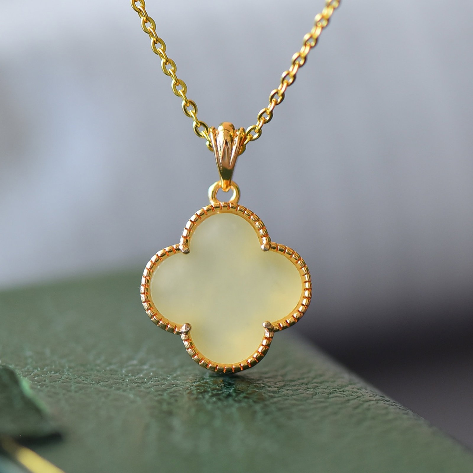 A Set of Fine Bronze-Gold Plated Inlaid White Jade Jewelry: A Set of Fine Bronze-Gold Plated Inlaid White Jade Jewelry,Size:(Necklace)5.5inx5.5in,(Ring)3.9inx3.9in,(Earrings) 3.1inx3.1in 一套铜镀金镶白玉首&