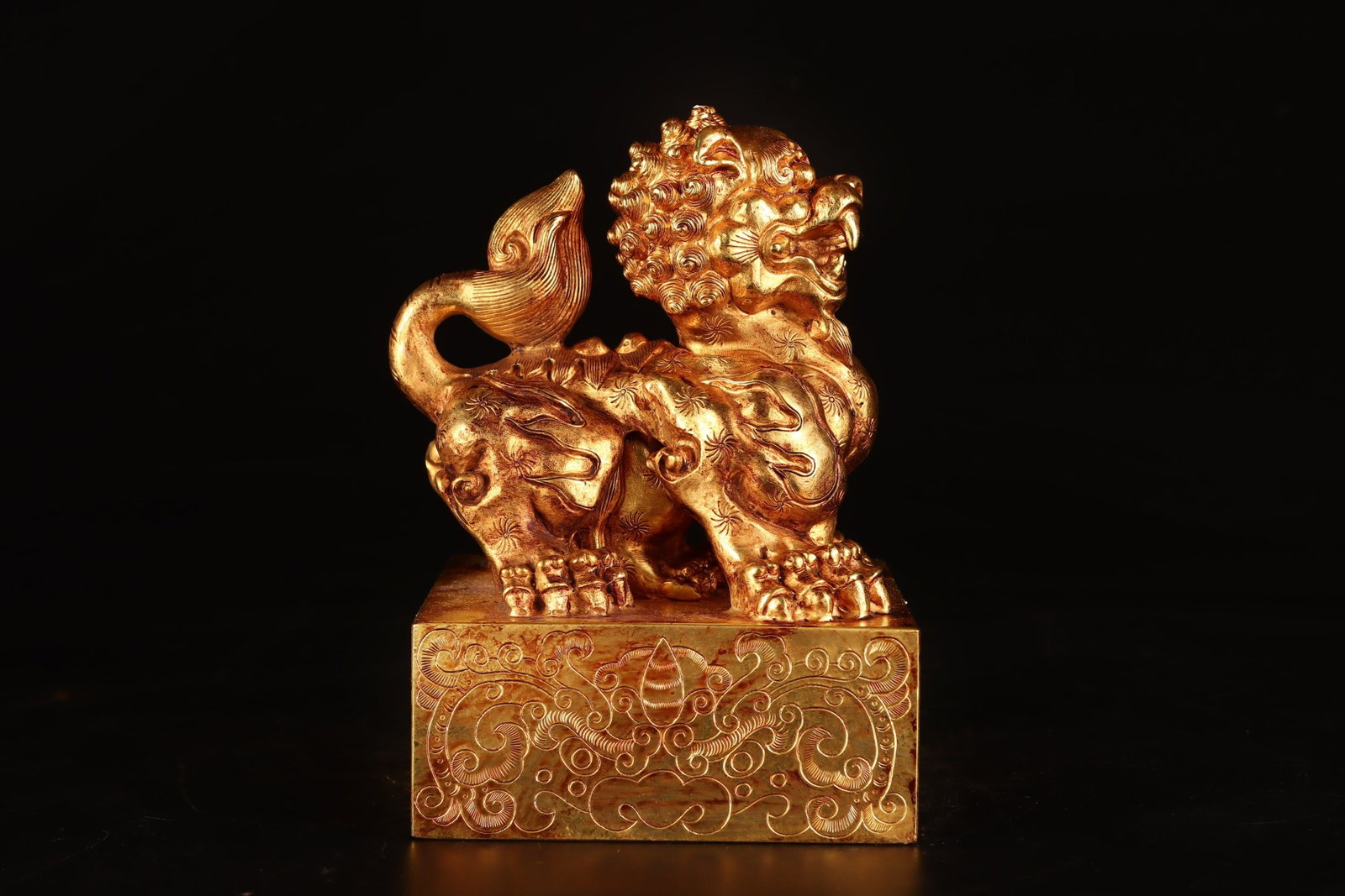 An Exquisite Gilt Bronze Lion Pattern Seal: An Exquisite Gilt Bronze Lion Pattern Seal,Qing Dynasty,China,Size:4.4inx4.4inx6.9in,Weight:7964g 铜鎏金狮子纹印章,中国清代
