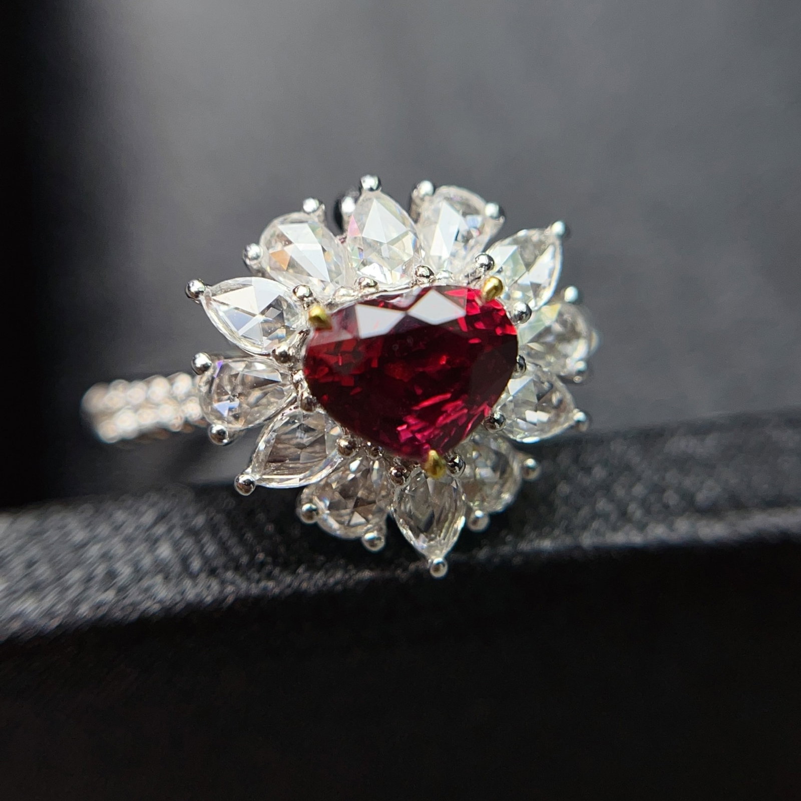 A Exquisite 18k Gold Inlaid 1.10ct Natural Ruby and 0.787ct Diamond Ring: A Exquisite 18k Gold Inlaid 1.10ct Natural Ruby and 0.787ct Diamond Ring,Total Weight:5.50g 18k金镶 1.10ct 天然红宝石和 0.787ct 钻石戒