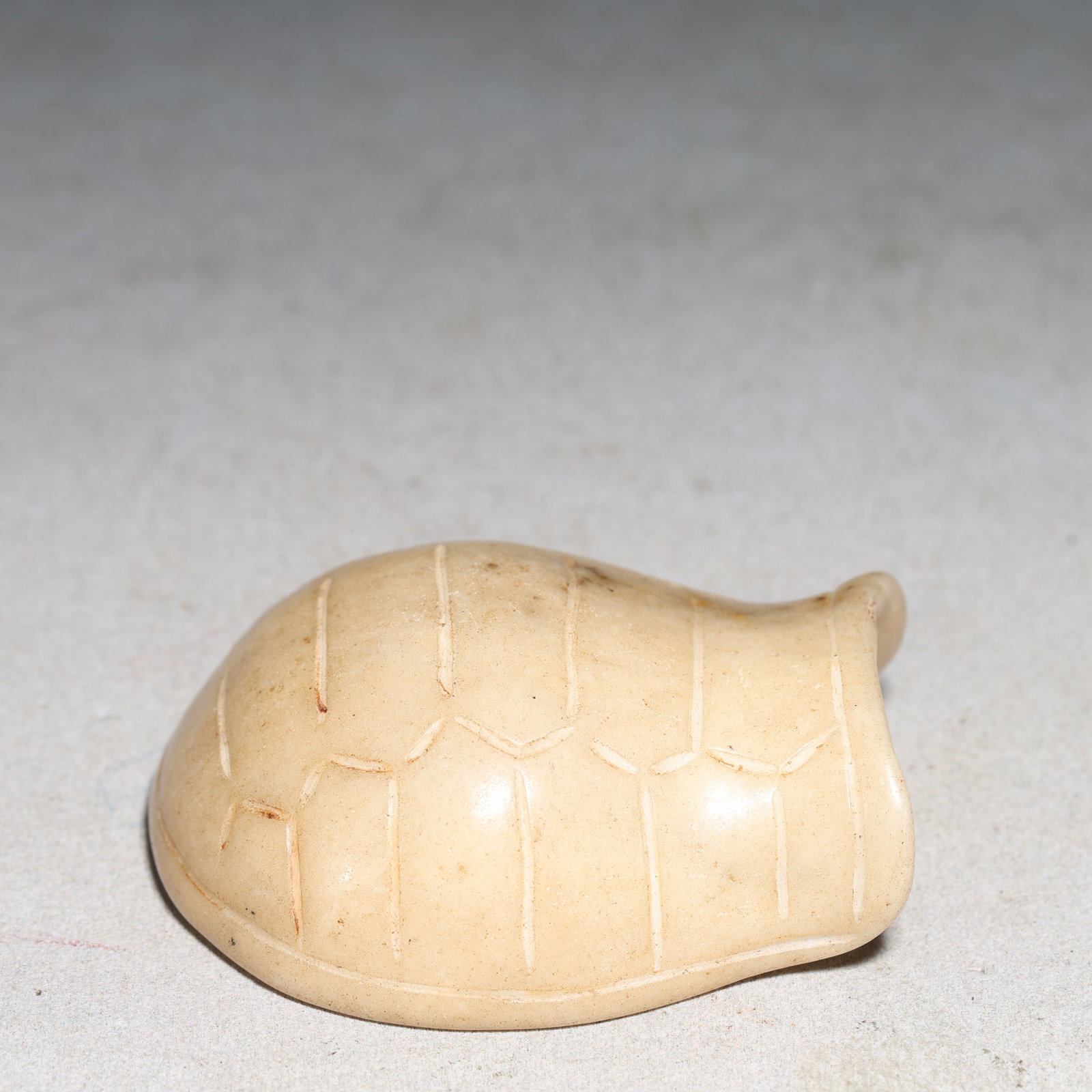 An Archaic Hongshan Culture White chicken bones Turtle shell Pendant: An Archaic Hongshan Culture White chicken bones Turtle shell Pendant,Ancient Time, China,Size:2.5inx2.8inx0.8in Weight:137.8g 红山文化鸡骨白龟壳&#