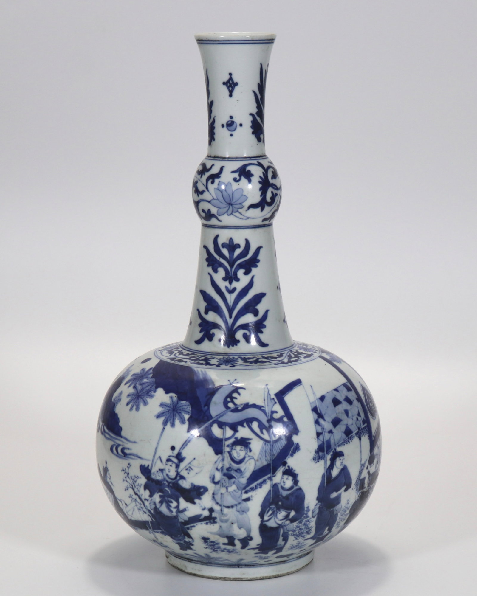 A fine blue and white garlic-mouth reward vase with figural narrative scene: A fine blue and white garlic-mouth reward vase with figural narrative scene, Ming Dynasty, China, with six-character Chongzhen reign mark, Size:15in 青花人物故事