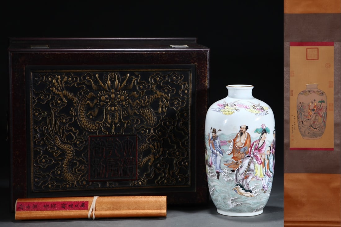 A Rare Famille rose lantern-shaped vase decorated with the Eight Immortals and poetry, gilt: A Rare Famille rose lantern-shaped vase decorated with the Eight Immortals and poetry, gilt decoration, with a silk painting hanging scroll,Qing Dynasty, China, Yongzheng Six-character Mark,Size:12.6i