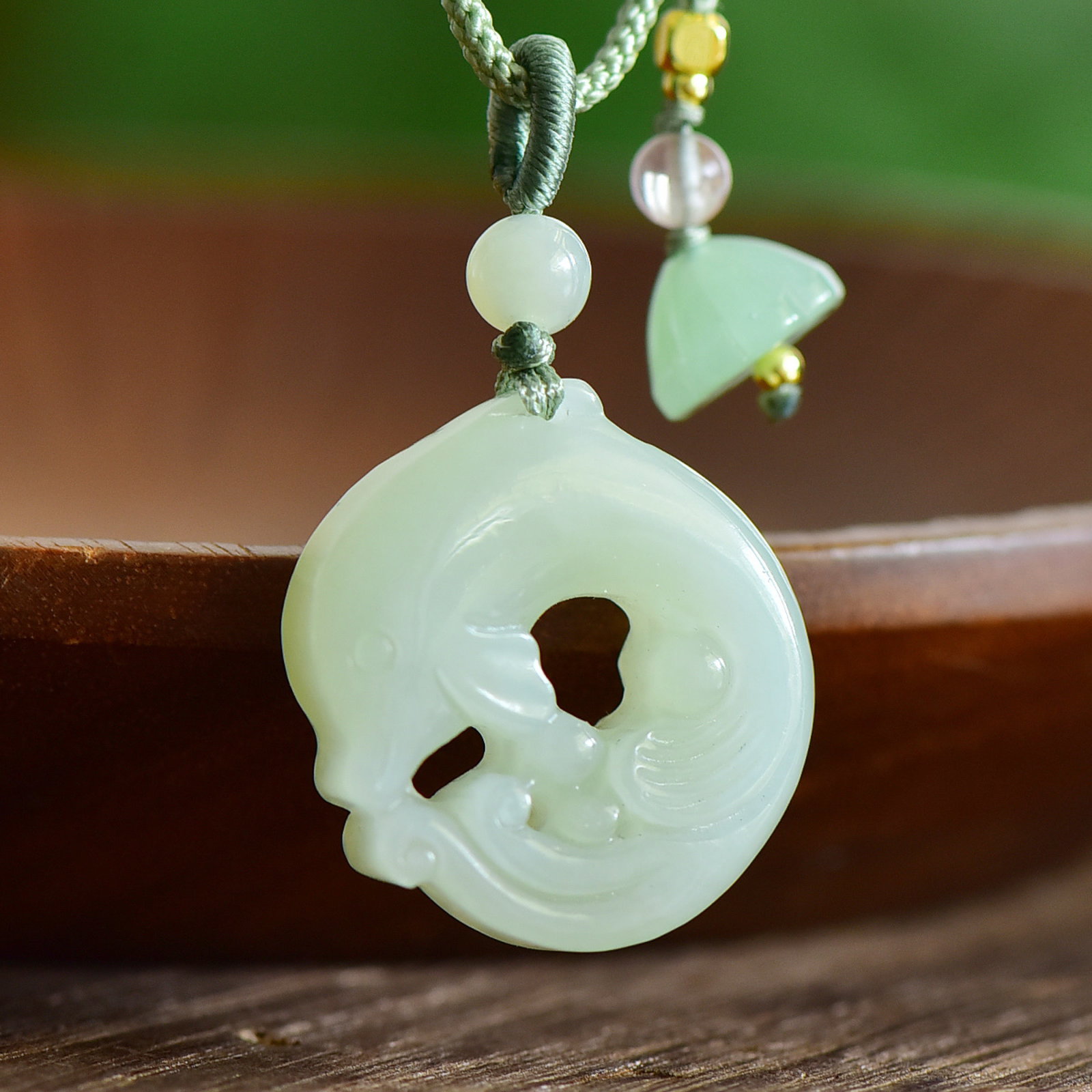 An Exquisite White Jade Dolphin Pendant: An Exquisite White Jade Dolphin Pendant,Size:29mmx26mm 白玉海豚吊坠