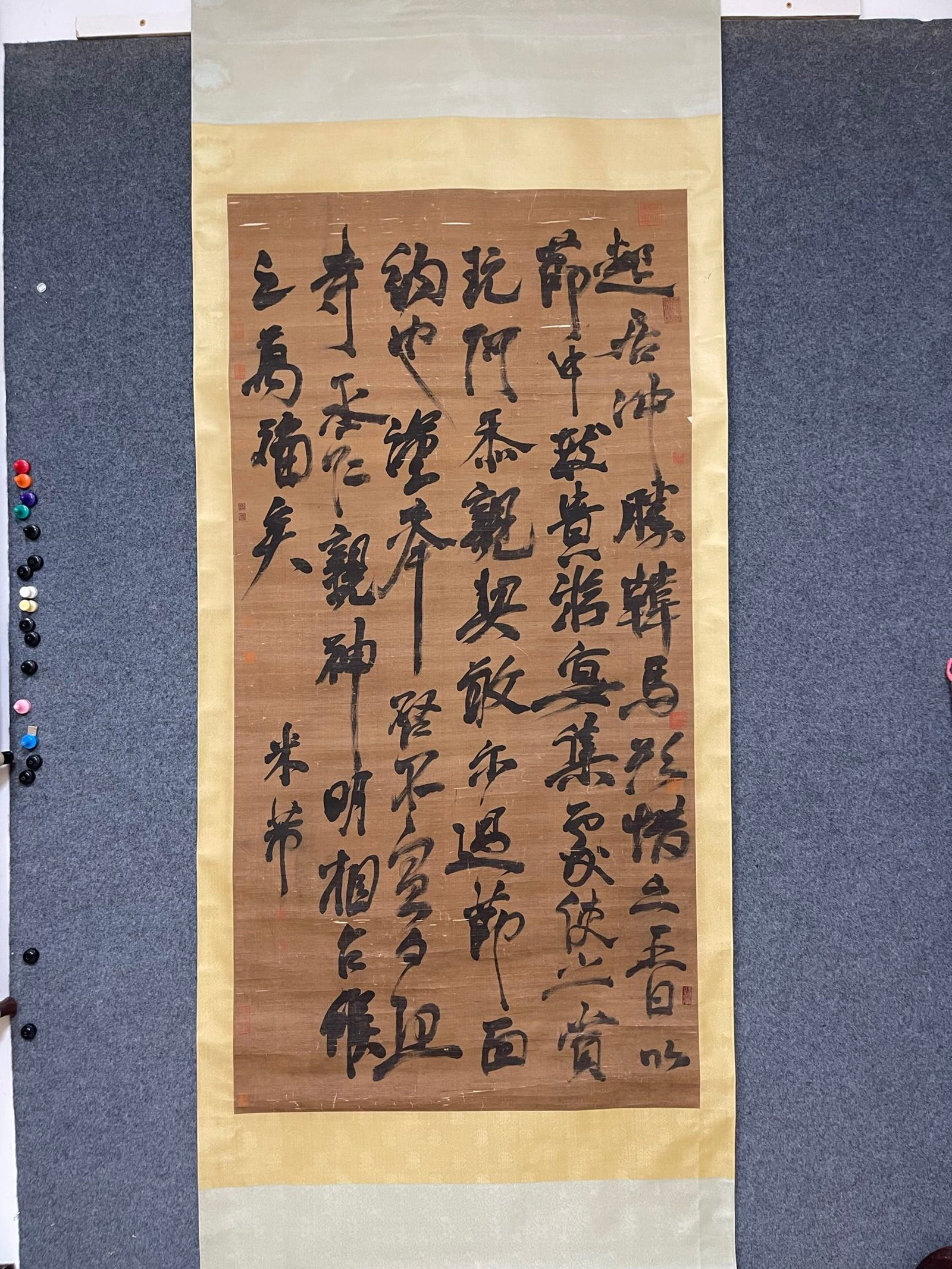 A Chinese Vertical Scroll Ink Calligraphy on Silk: A Chinese Vertical Scroll Ink Calligraphy on Silk,Mi Fu,Size:37.4inx73.2in 一幅中国水墨绢本书法立轴,米芾