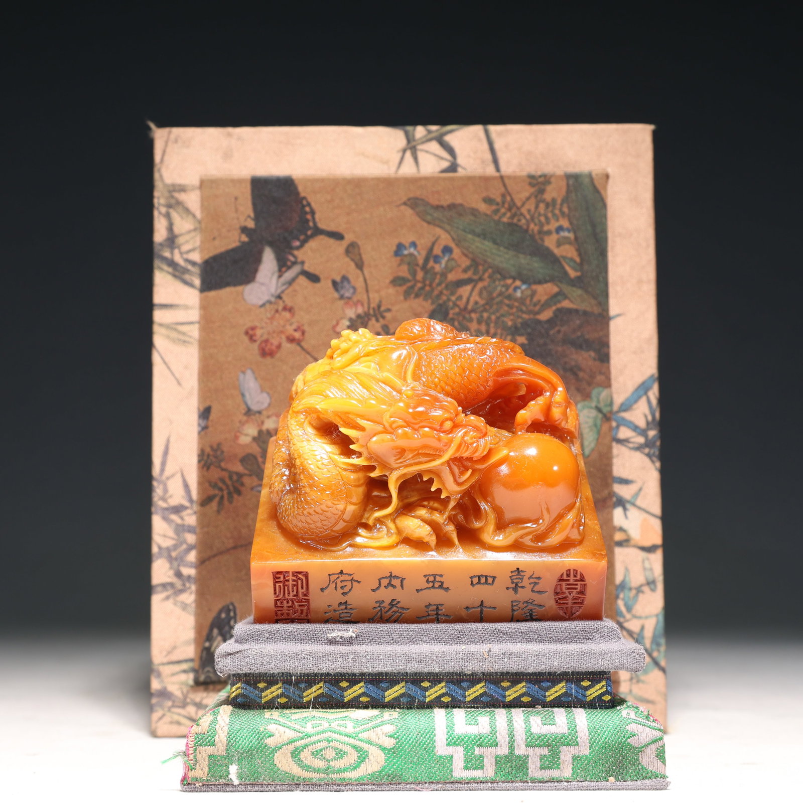 An Exquisite Tianhuang Stone Dragon Pattern Seal: An Exquisite Tianhuang Stone Dragon Pattern Seal,Qing Dynasty,China,Qianlong Mark,Size:3.3inx2.6in,(Box)7.1inx5.9inx4.3in,Weight:550g 田黄石龙纹印章,中&