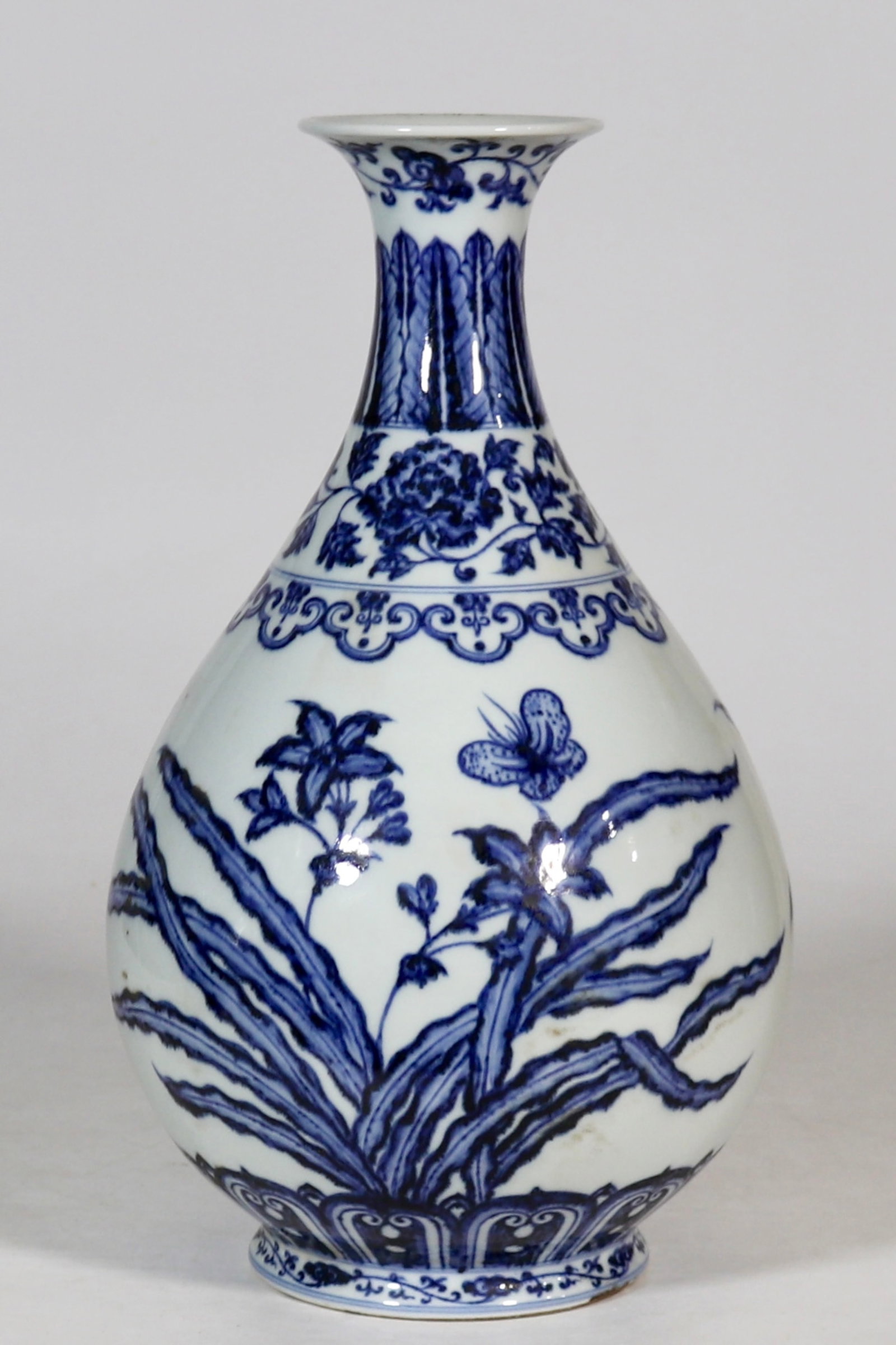 A fine blue and white pear-shaped yuhuchun vase with butterfly and floral pattern: A fine blue and white pear-shaped yuhuchun vase with butterfly and floral pattern, Ming Dynasty, China, with six-character Xuande reign mark, Size:12.8in 青花花蝶纹஍