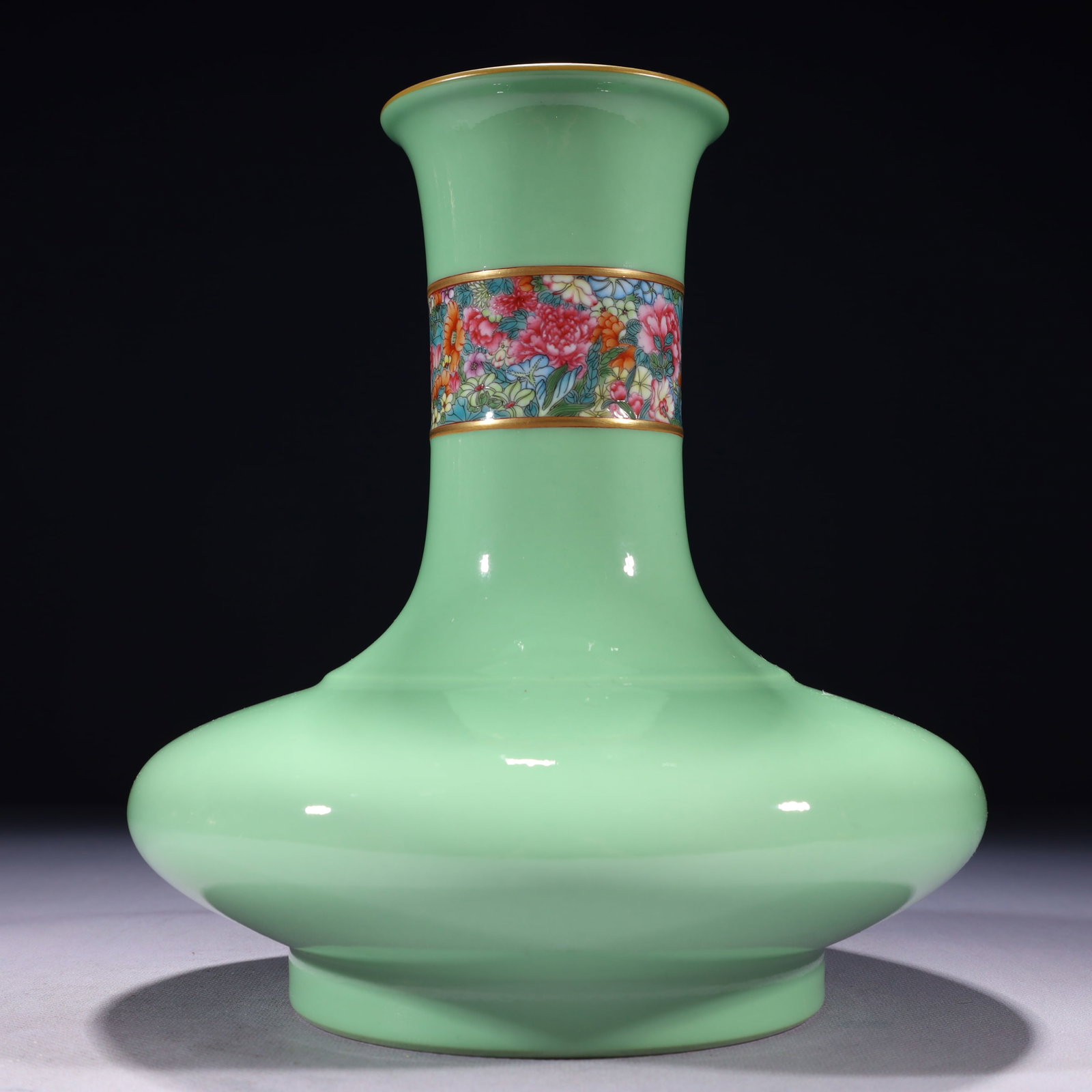An Exquisite Green Glazed Famille-Rose Painted Gold Flower Pattern Vase: An Exquisite Green Glazed Famille-Rose Painted Gold Flower Pattern Vase,Qing Dynasty,China,Yongzheng Six-character Mark,Size:7.9inx9.8in,Weight:2500g 绿釉粉彩描金&#