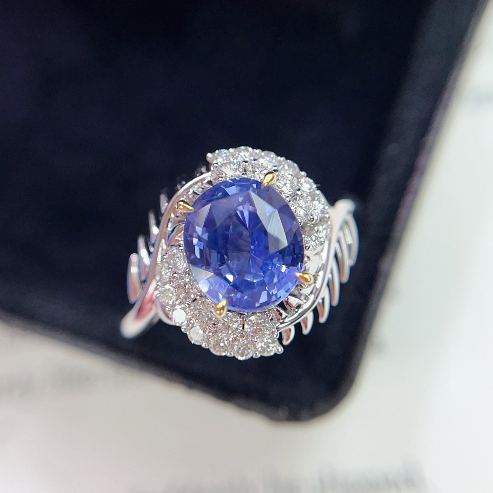 A Exquisite 18k Gold Inlaid 3.07ct Natural Sapphire and 0.475ct Diamond Ring: A Exquisite 18k Gold Inlaid 3.07ct Natural Sapphire and 0.475ct Diamond Ring,Total Weight:4.57g 18k金镶 3.07ct 天然蓝宝石和 0.475ct 钻石