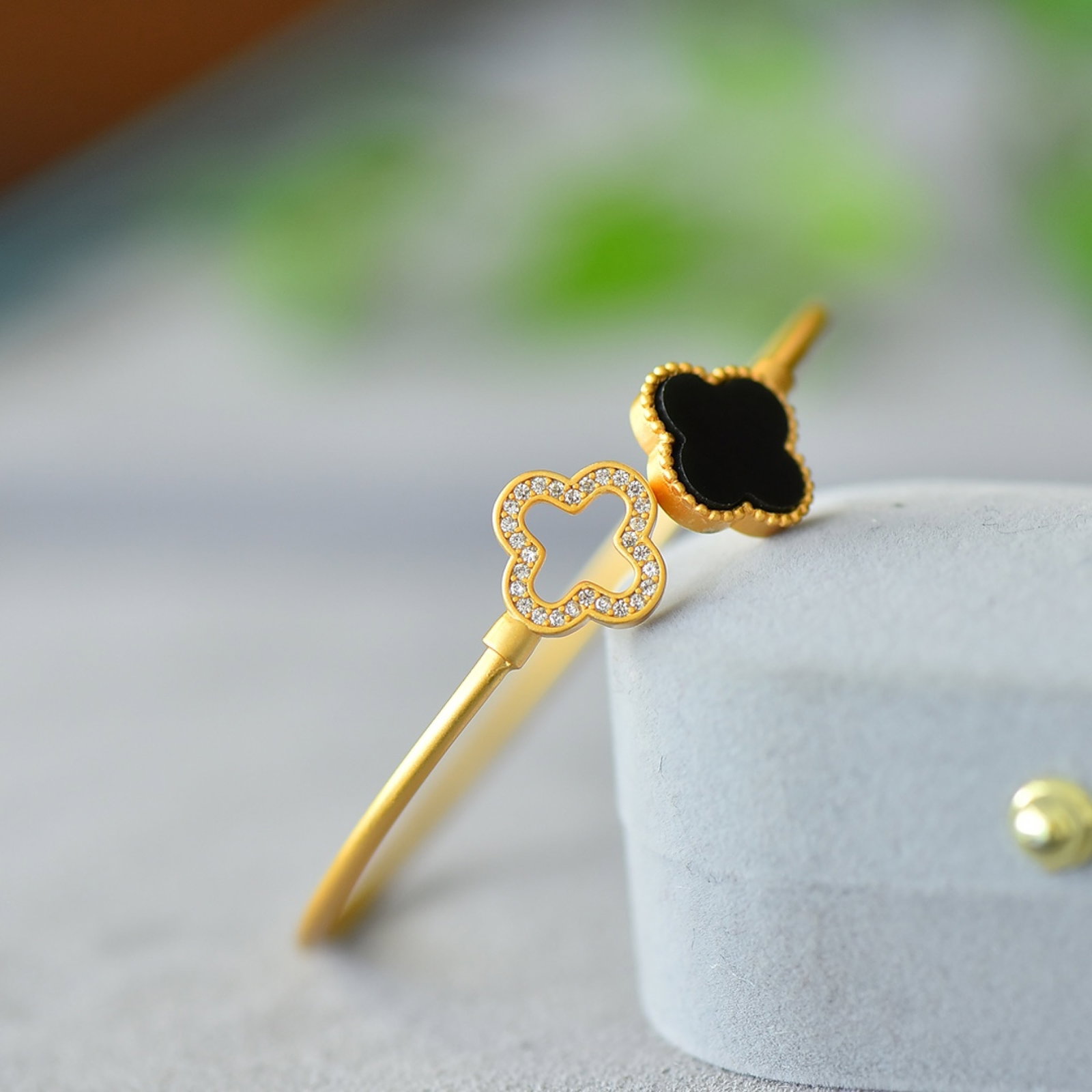 An Exquisite Bronze-Gold Plated Inlaid Green Jade Bracelet: An Exquisite Bronze-Gold Plated Inlaid Green Jade Bracelet,Size:4.7inx4.7in 铜镀金镶青玉手镯