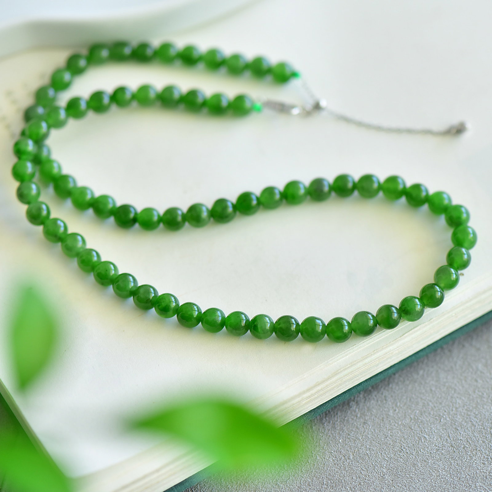 An Exquisite Jasper Necklace: An Exquisite Jasper Necklace,Size:6mm 碧玉项链