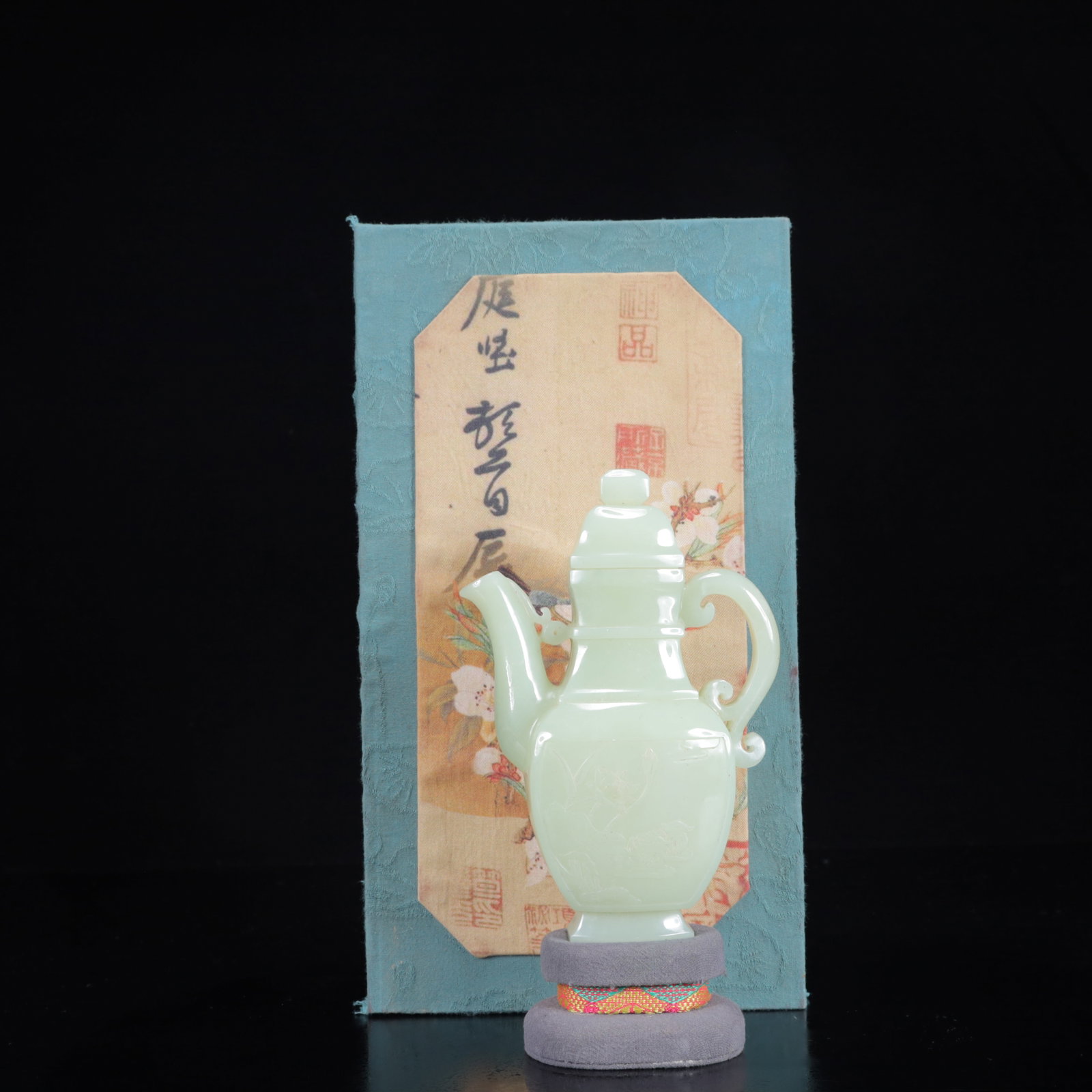 An Exquisite White Jade Flower Pattern Ewer: An Exquisite White Jade Flower Pattern Ewer,Qing Dynasty,China,Size:(Pot)4.3inx2inx6.3in,(Box)11.4inx6.3inx3.3in,Weight:384g