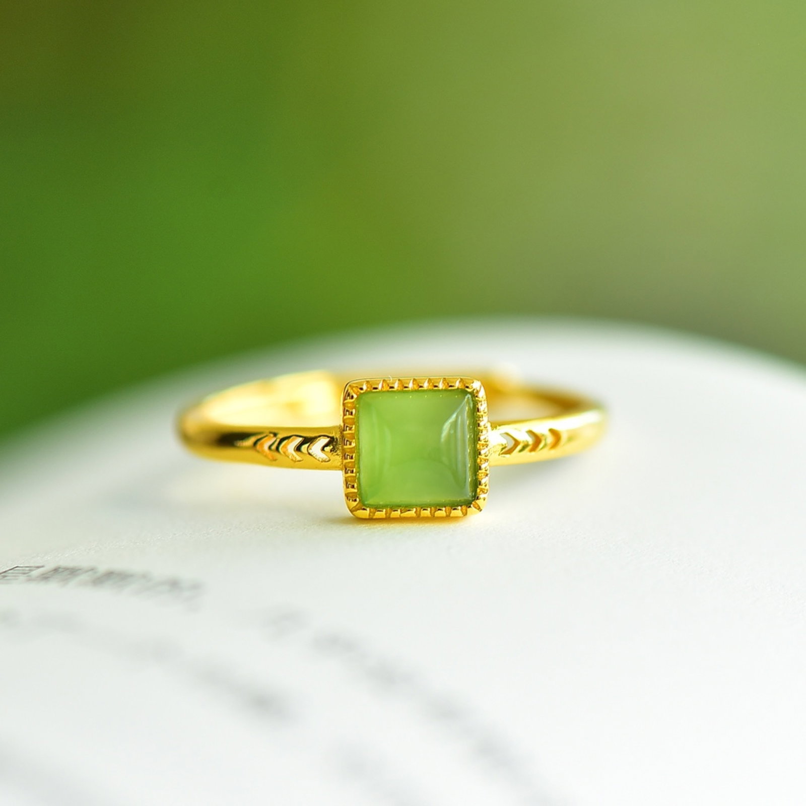 An Exquisite Sterling Silver-Gold Plated Inlaid Jasper Ring: An Exquisite Sterling Silver-Gold Plated Inlaid Jasper Ring,Size:5mmx5mm 纯银镀金镶碧玉戒指