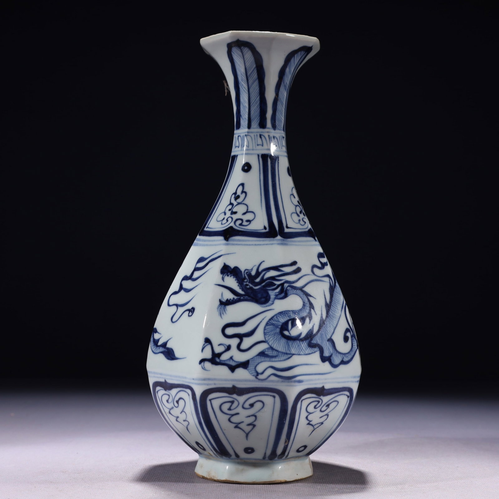 An Exquisite Blue and White Auspicious Cloud and Dragon Pattern Vase: An Exquisite Blue and White Auspicious Cloud and Dragon Pattern Vase,Qing Dynasty,China,Size:5.1inx9.8in,Weight:700g