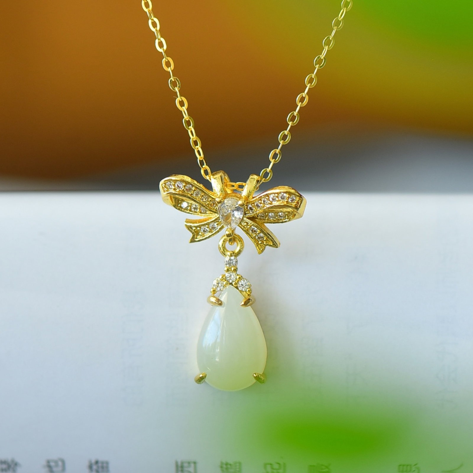 An Exquisite Bronze-Gold Plated Inlaid White Jade Necklace,Inlaid Diamond: An Exquisite Bronze-Gold Plated Inlaid White Jade Necklace,Inlaid Diamond,Size:8mmx12mm 铜镀金镶白玉项链,嵌钻石