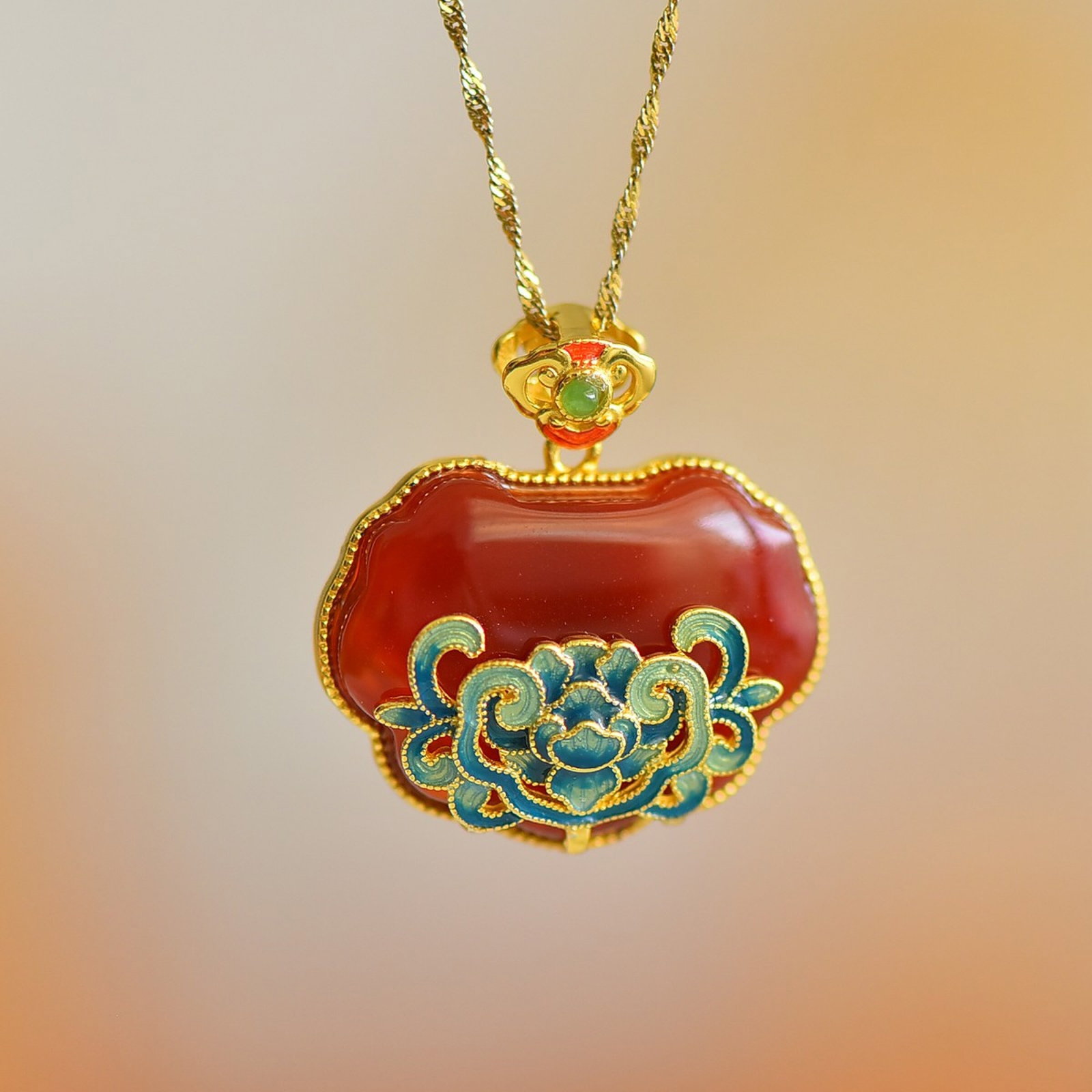 An Exquisite Sterling Silver-Gold Plated Inlaid Red Agate Necklace: An Exquisite Sterling Silver-Gold Plated Inlaid Red Agate Necklace,Size:21mmx28mm 纯银镀金镶红玛瑙项链