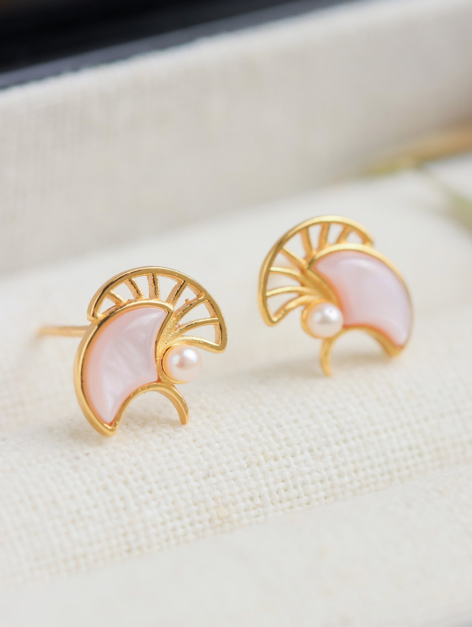 A Pair of Exquisite Sterling Silver-Gold Plated Inlaid Shell Earrings,Inlaid Pearls: A Pair of Exquisite Sterling Silver-Gold Plated Inlaid Shell Earrings,Inlaid Pearls 一对纯银镀金镶贝壳耳钉,嵌珍珠