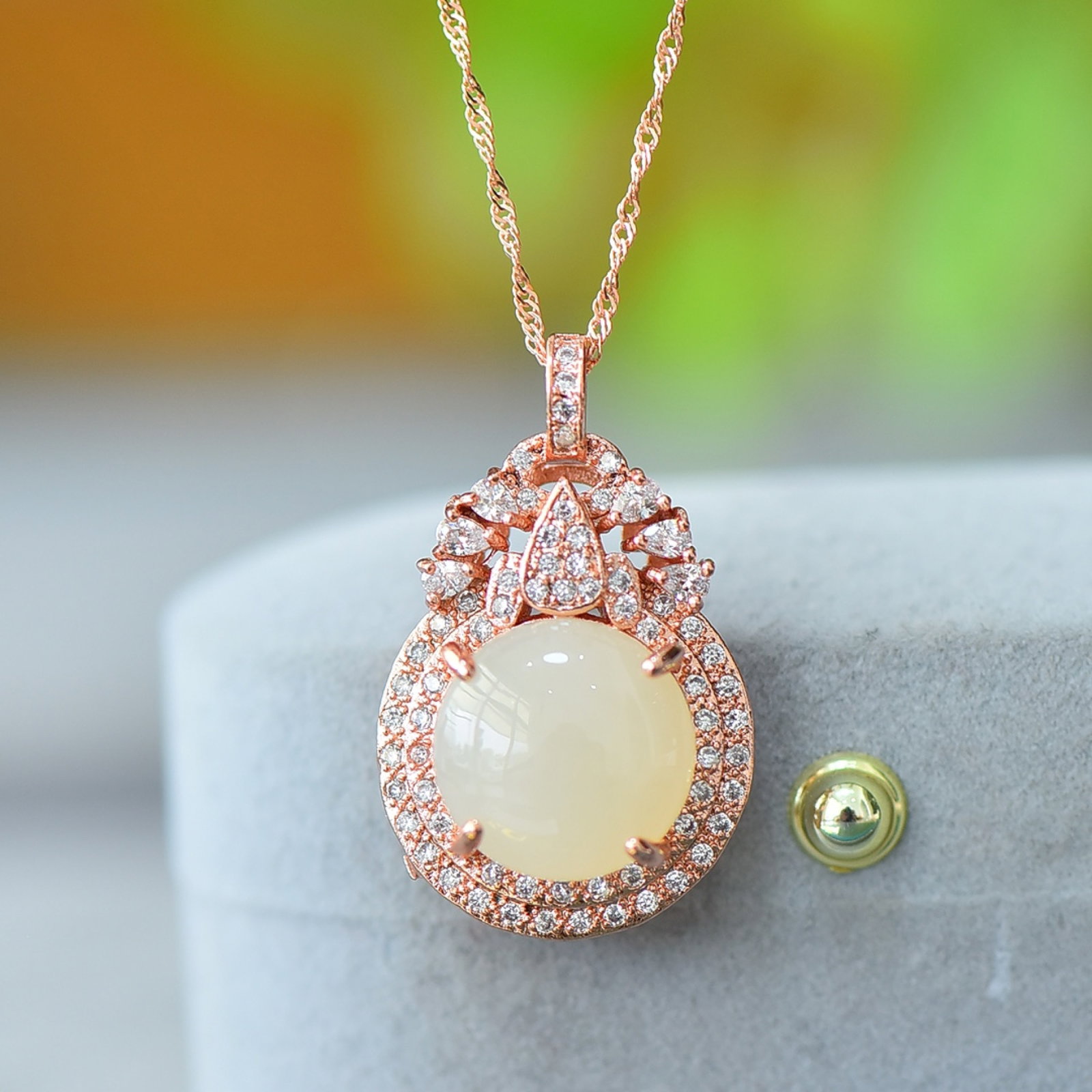 An Exquisite Bronze Inlaid White Jade Necklace: An Exquisite Bronze Inlaid White Jade Necklace,Size:5.5inx5.5in 铜镶白玉项链