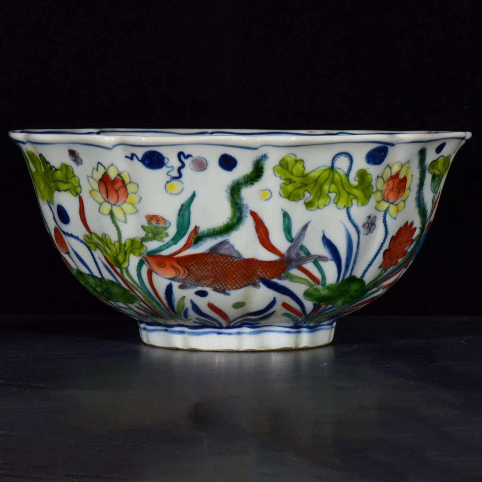 An Exquisite Wucai Hornwort Pattern Bowl: An Exquisite Wucai Hornwort Pattern Bowl,Ming Dynasty,China,Xuande Six-character Mark,Size:4.1inx8.9in