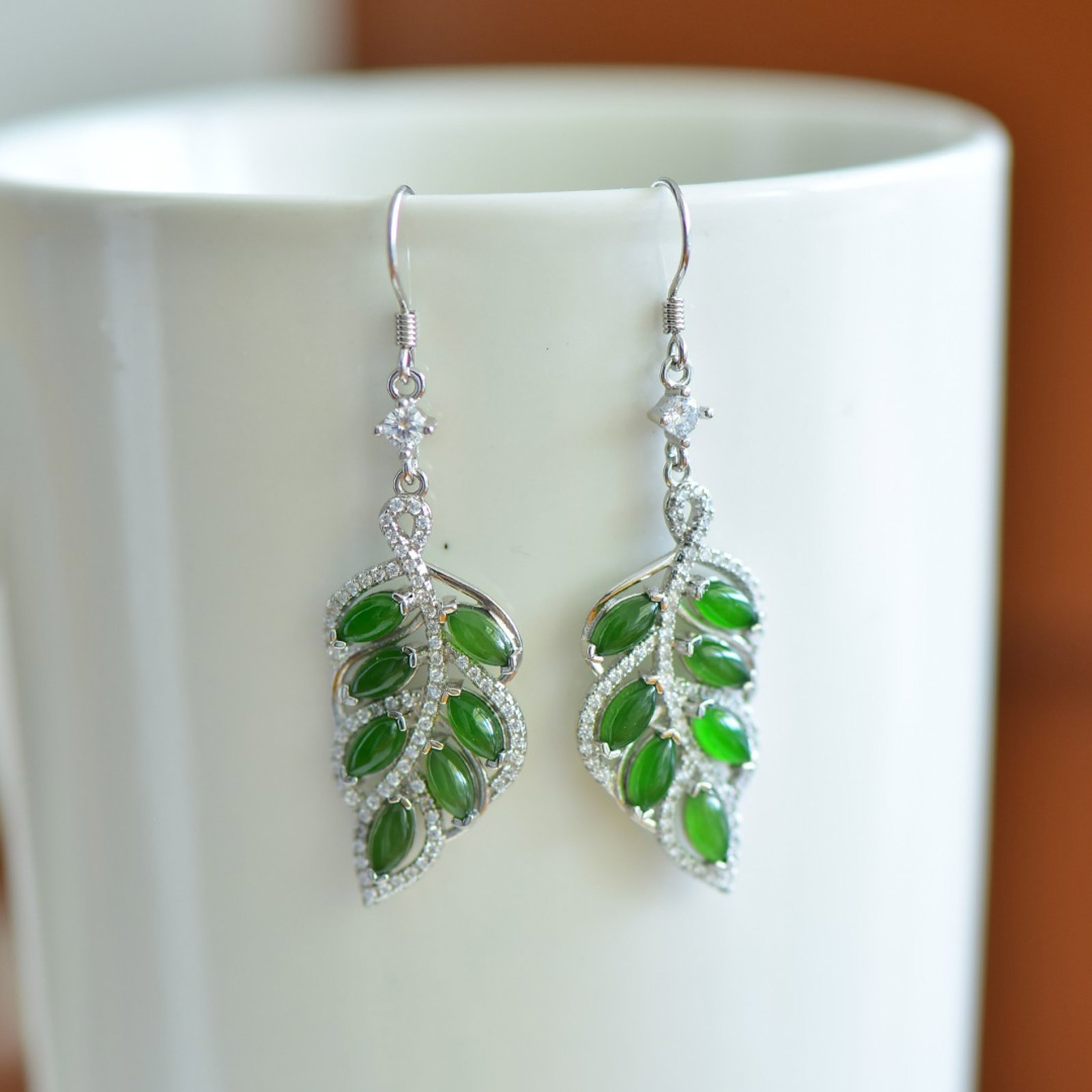 A Pair of Exquisite Sterling Silver Inlaid Jasper Earrings,Inlaid Diamond: A Pair of Exquisite Sterling Silver Inlaid Jasper Earrings,Inlaid Diamond,Size:3mmx5mm 一对纯银镶碧玉耳环,嵌钻石