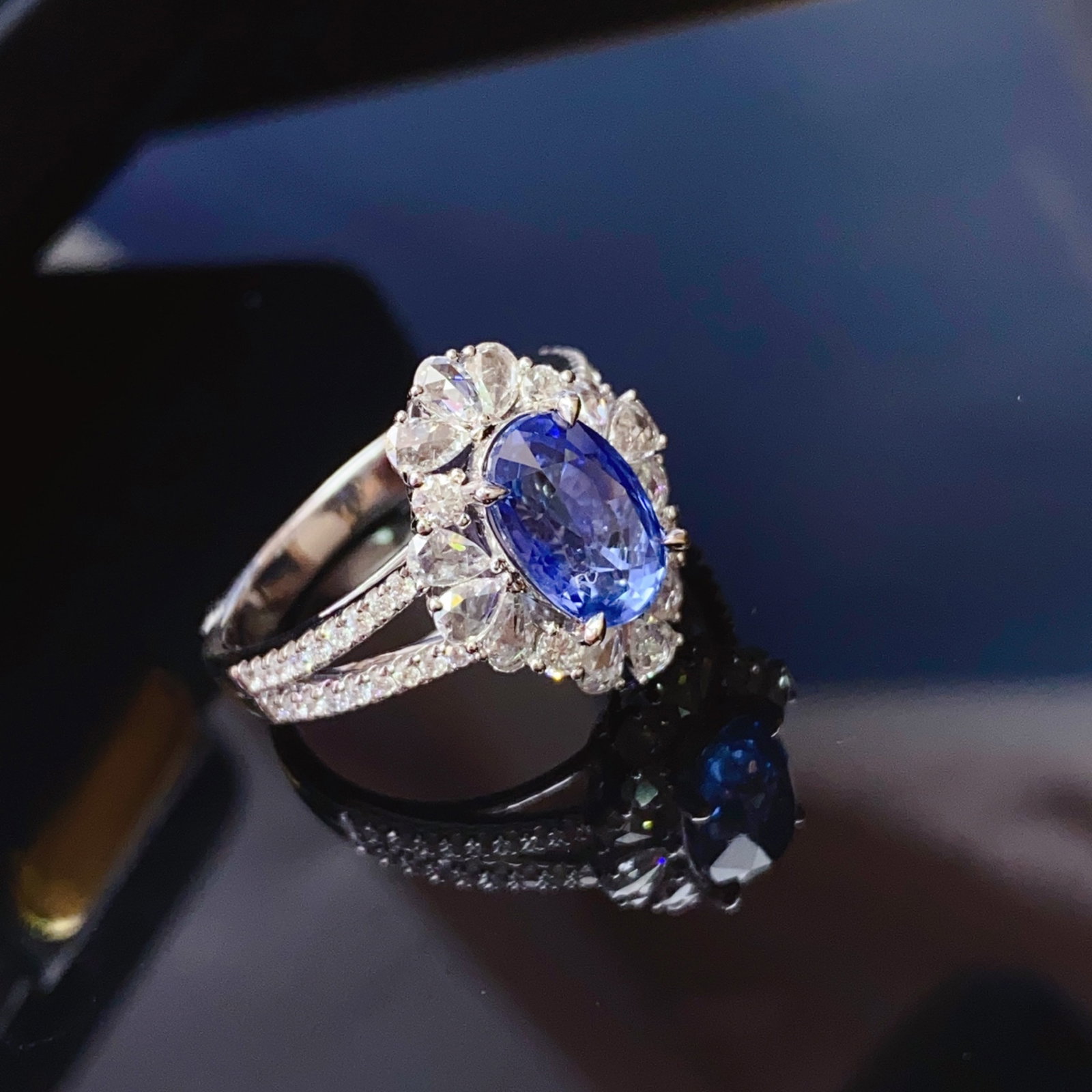 A Exquisite 18k Gold Inlaid 2.75ct Natural Sapphire and 0.940ct Diamond Ring: A Exquisite 18k Gold Inlaid 2.75ct Natural Sapphire and 0.940ct Diamond Ring,Total Weight:5.58g 18k金镶 2.75ct 天然蓝宝石和 0.940ct 钻石