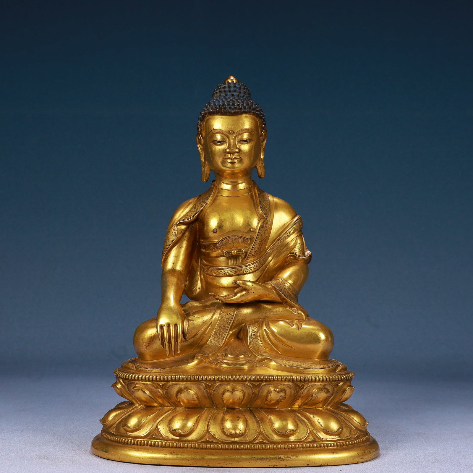A Solemn Gilt Bronze Statue of Sakyamuni: A Solemn Gilt Bronze Statue of Sakyamuni,Qing Dynasty, China,Size:7.9inx6.3inx11.4in,Weight:4450g 铜鎏金释迦摩尼像,中国清代