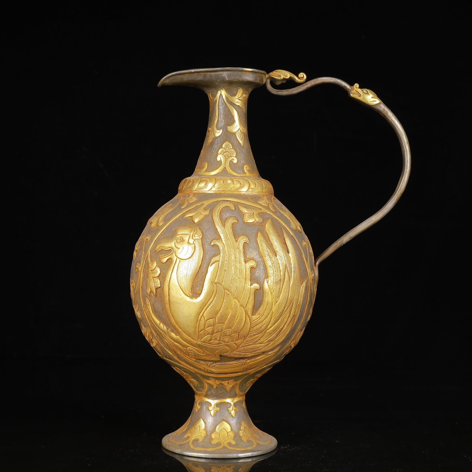 An Exquisite Gilt Silver Phoenix Pattern Ewer: An Exquisite Gilt Silver Phoenix Pattern Ewer,Qing Dynasty,China,Size:8.3inx5.5inx11in,Weight:950g 银鎏金凤纹执壶,中国清代