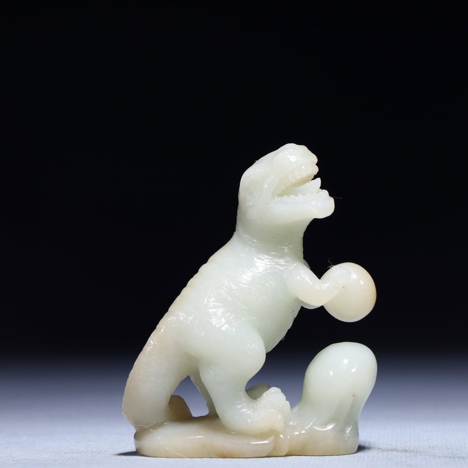 An Exquisite White Jade Dinosaur Ornament: An Exquisite White Jade Dinosaur Ornament,Qing Dynasty,China,Size:2.2inx1.2inx2.8in,Weight:128.6g 白玉恐龙摆件,中国清代