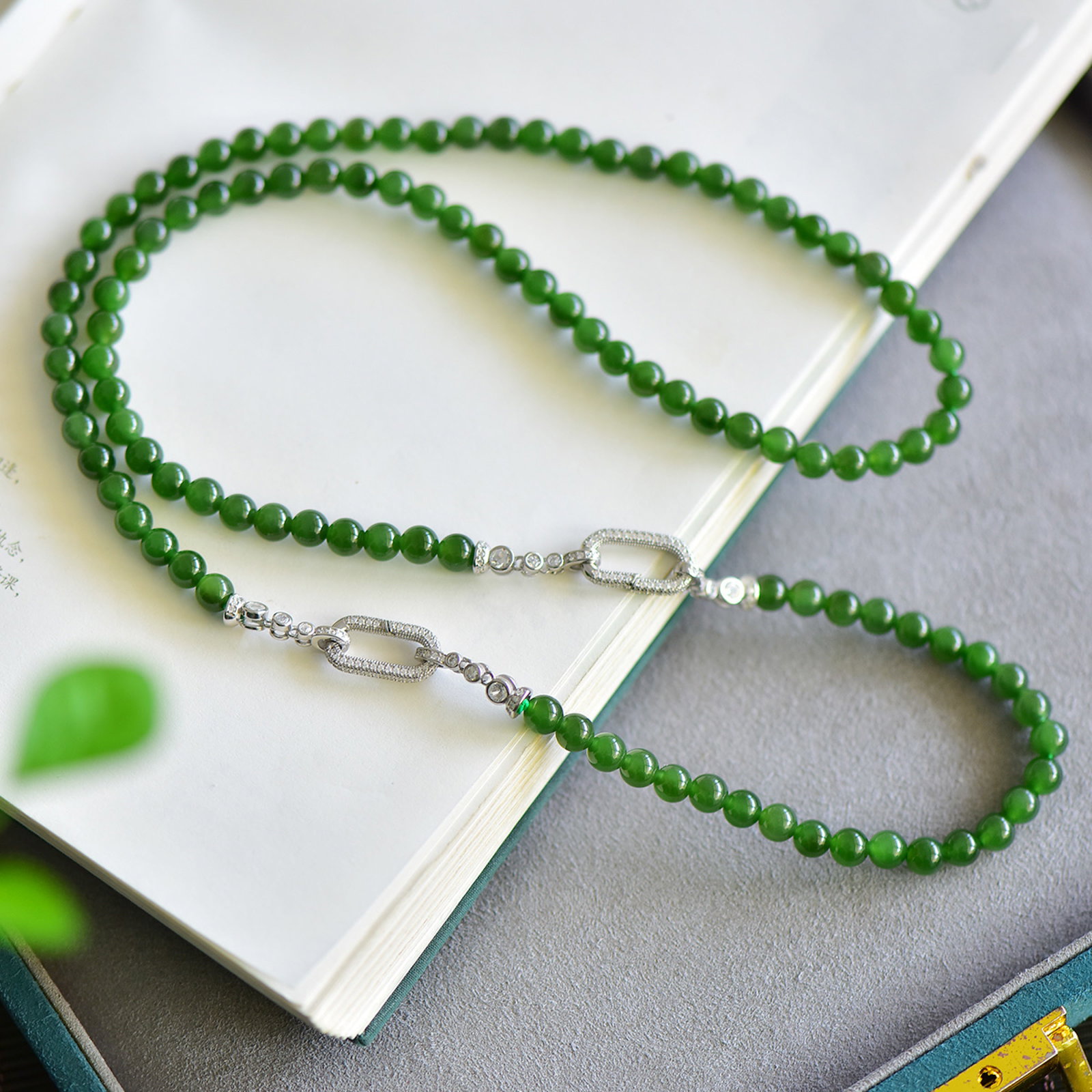 An Exquisite Jasper Necklace (1 of 4)