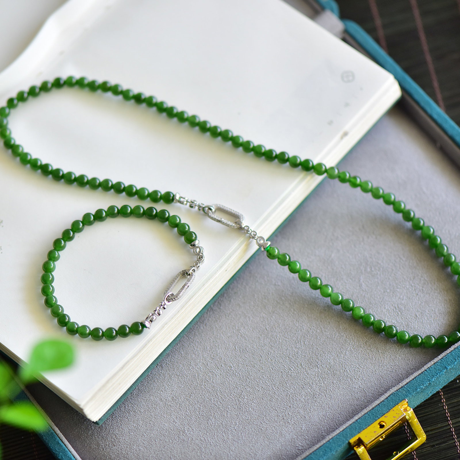 An Exquisite Jasper Necklace - 4