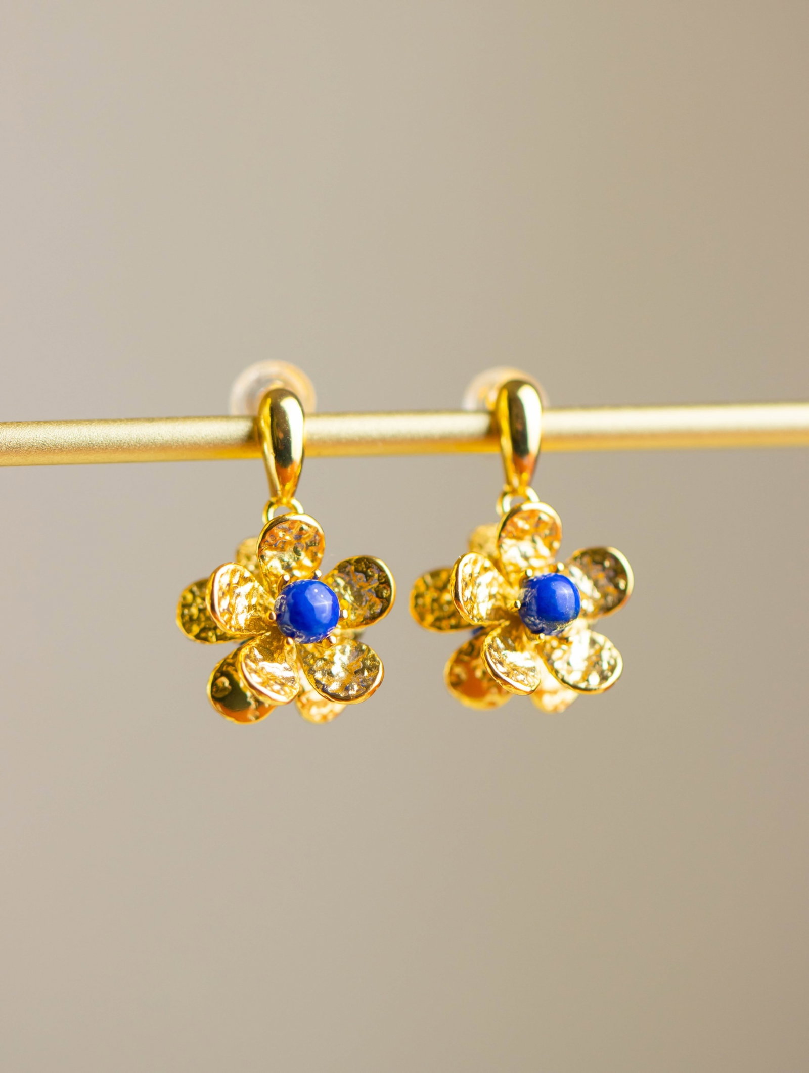 A Pair of Exquisite Sterling Silver-Gold Plated Inlaid Lapis Lazuli Earrings: A Pair of Exquisite Sterling Silver-Gold Plated Inlaid Lapis Lazuli Earrings 一对纯银镀金镶青金石耳环
