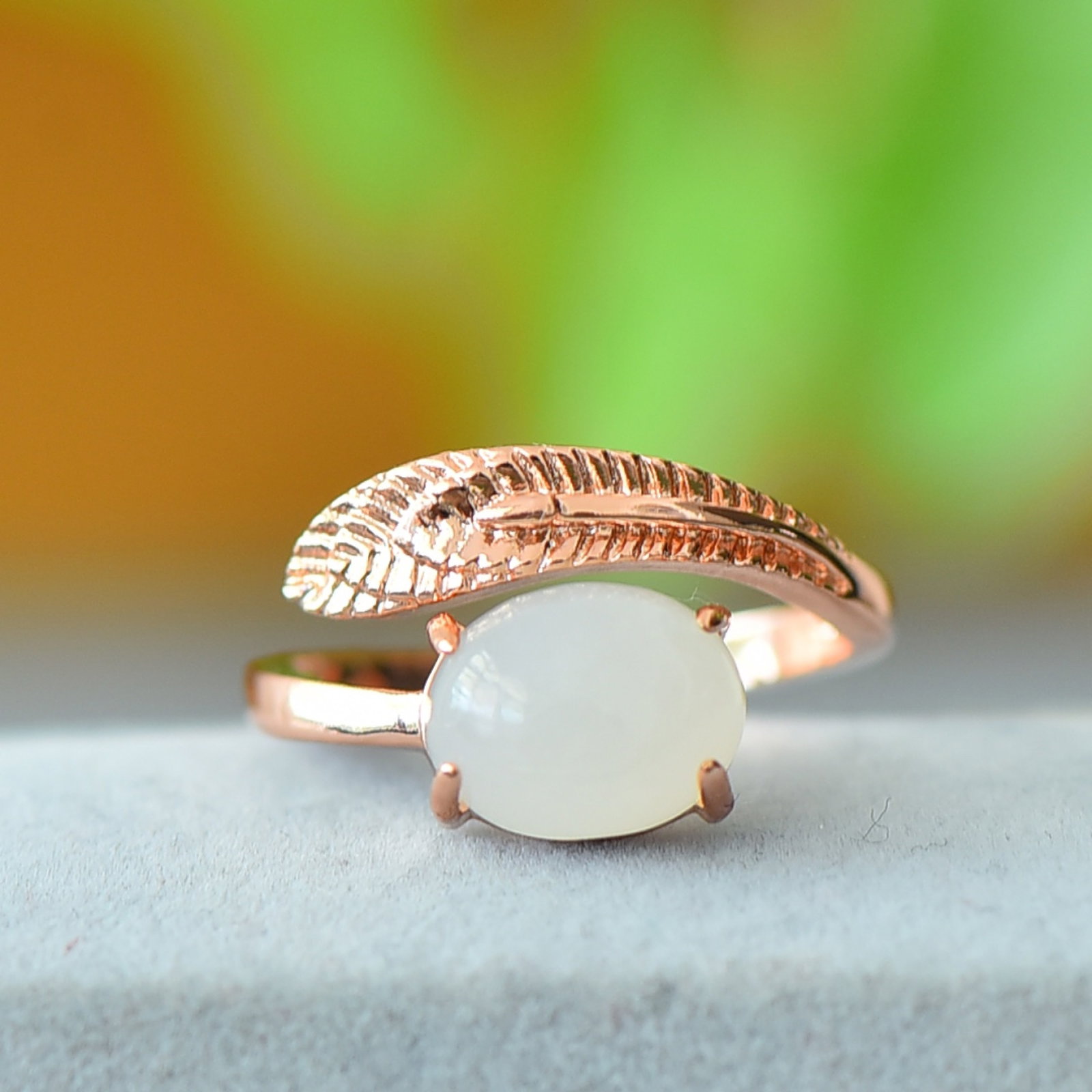 An Exquisite Bronze Inlaid White Jade Ring: An Exquisite Bronze Inlaid White Jade Ring,Size:3.1inx3.9in 铜镶白玉戒指