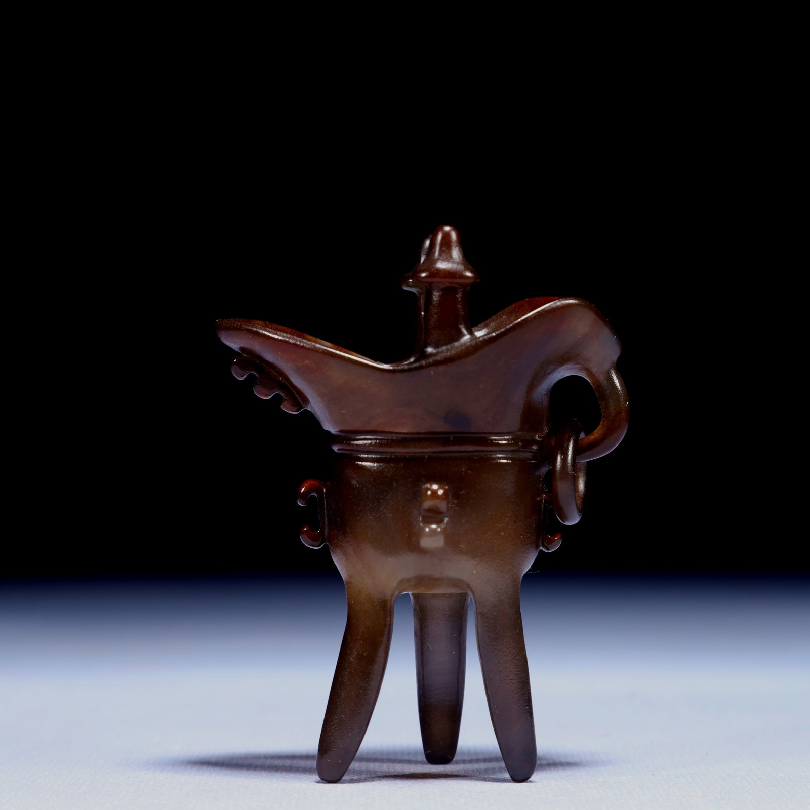 An Exquisite Agate Tripod Cup: An Exquisite Agate Tripod Cup,Qing Dynasty,China,Size:2.6inx1.4inx3.3in,Weight:61g 玛瑙三足杯子,中国清代